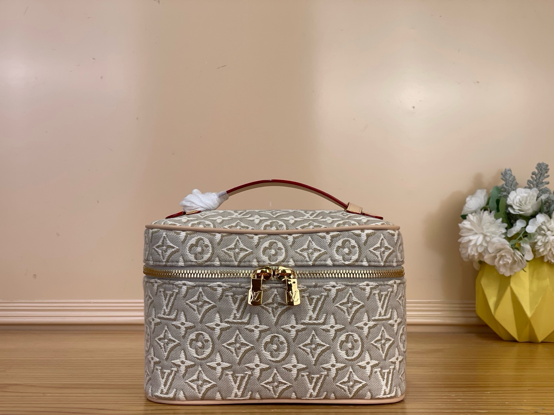 NO:919625,Top original order [NICE Mini Cosmetic Bag] m29667 Pink/Jacquard This Nice mini cosmetic bag is made of Monogram Emblème 18 canvas, using linen cotton to renew the first canvas launched by the brand in 1896.19860909顶级原单【NICE 迷你化妆包】 m29667 粉色/提花 本款 Nice 迷你化妆包取材 Monogram Emblème 18帆布,以亚麻棉布焕新品牌于 1896 年推出的首款帆布,xh可在水洗后呈现刺绣质感纹理.皮革手柄铺平内部空间,适宜收纳洗漱用品.4215052..,,cosmetic bags & cases,Bag