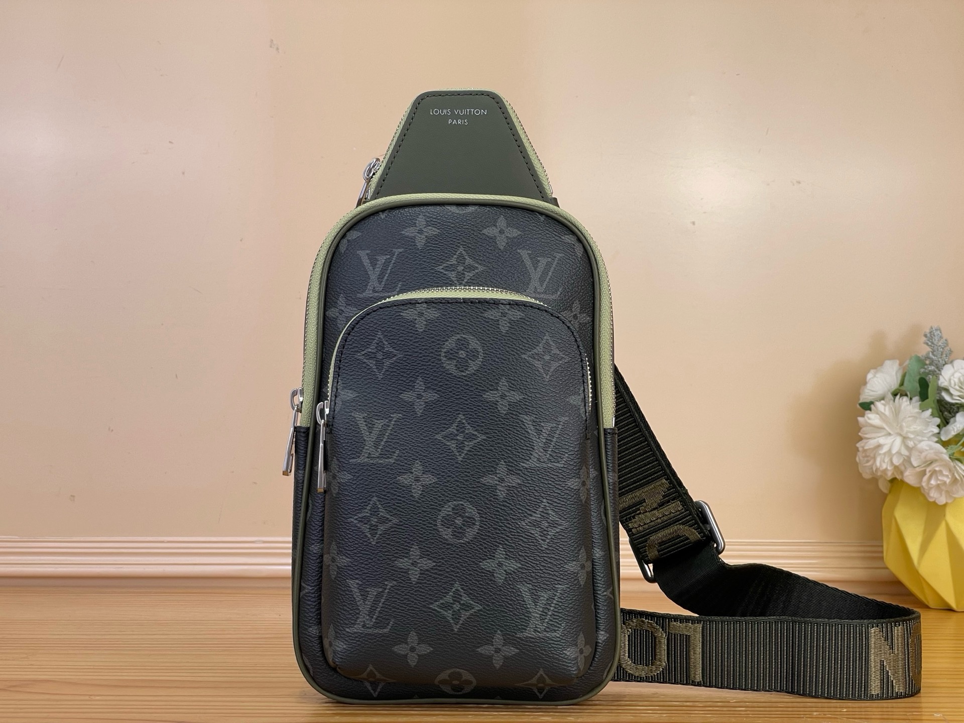 NO:919666,Top Original [Avenue Slingbag M Handbag] M28735 Black Flower/Green The Avenue crossbody bag celebrates simplicity in Monogram Eclise hx canvas, trimmed with khaki green leather and tonal webbing. In addition to the main compartment and front zip pocket, it also has a unique triangular zip pocket where the bag meets the signature strap. This modern silhouette offers a sophisticated hands-free way to carry daily essentials. Dimensions 16 x 33 x  5.7 cm 4615055, satchels, crossbody bags19860909顶级原单【Avenue Slingbag M 手袋】M28735 黑花/绿色 大道斜挎包以Monogram Eclise hx帆布庆祝简约,饰有卡其色绿色皮革和同色编织带.除了主隔间和前拉链口袋外,它还有一个独特的三角形拉链口袋,包与标志性带子相遇.这种现代的轮廓提供了一种精致的免提方式来携带日常必需品. 尺寸 16 x 33 x 5.7 厘米4615055,,satchels,crossbody bags,Bag