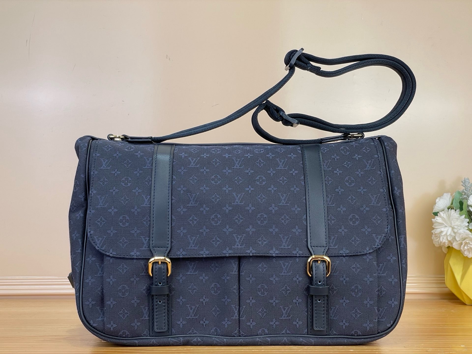 NO:919648,Top original order [SAUMUR Gemini Large Handbag] M42352 Blue M42351 Green M42350 Blue and White The Saumur medium handbag made of Monogram cc canvas shows the natural elegance of Louis Vuitton. It can be worn casually across the body for a more fashionable appeal, and the exquisite cowhide trim outlines a very feminine appearance. Size 43×30×20cm  7519085,,louis vuitton,cowhide19860909顶级原单【SAUMUR 双子星大号手袋】M42352 蓝色 M42351 绿色 M42350 蓝白色 采用 Monogram cc帆布制作的 Saumur 中号手袋展现了路易威登自然的优雅气质. 随意斜挎更显时尚感染力,精致的牛皮饰边勾勒出极富女人味的外形. 尺寸 43×30×20cm 7519085,,louis vuitton,cowhide,Bag