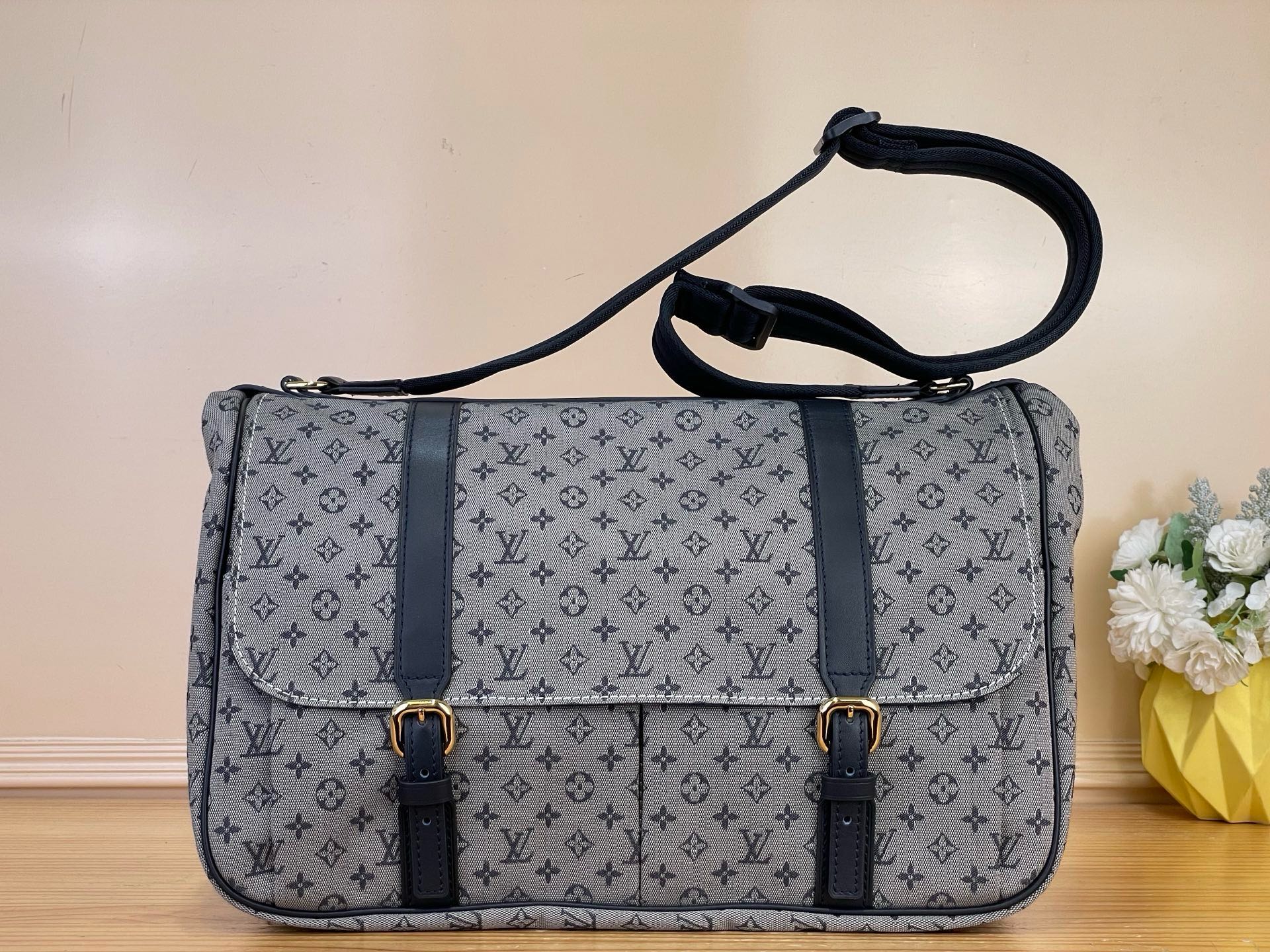 NO:919656,Top original order [SAUMUR Gemini Large Handbag] M42352 Blue M42351 Green M42350 Blue and White The Saumur medium handbag made of Monogram cc canvas shows the natural elegance of Louis Vuitton. It can be worn casually across the body for a more fashionable appeal, and the exquisite cowhide trim outlines a very feminine appearance. Size 43×30×20cm  7519085,,louis vuitton,cowhide19860909顶级原单【SAUMUR 双子星大号手袋】M42352 蓝色 M42351 绿色 M42350 蓝白色 采用 Monogram cc帆布制作的 Saumur 中号手袋展现了路易威登自然的优雅气质. 随意斜挎更显时尚感染力,精致的牛皮饰边勾勒出极富女人味的外形. 尺寸 43×30×20cm 7519085,,louis vuitton,cowhide,Bag