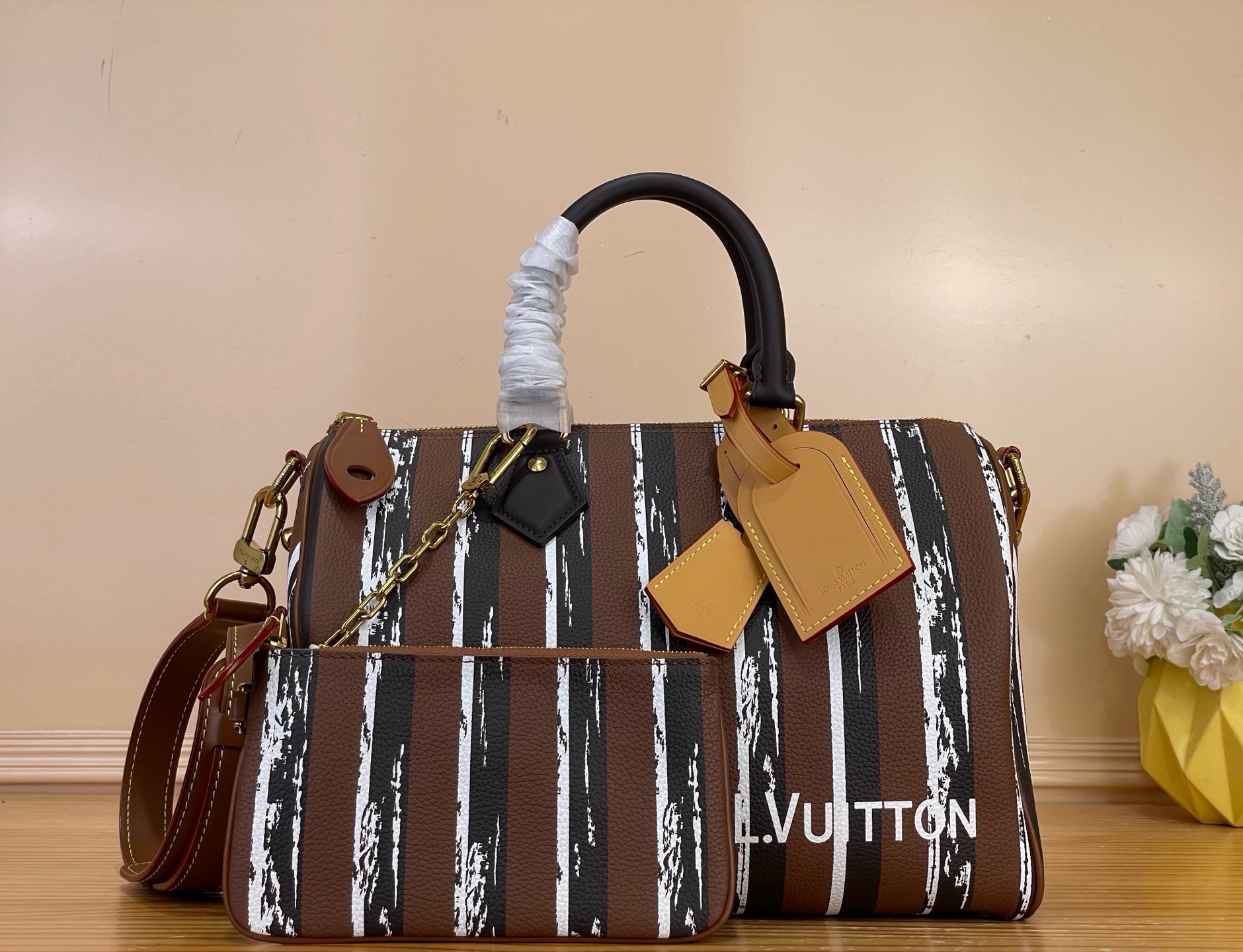 NO:919639,Top Original [Seedy 9 Bandoulière 30 Handbag] Black Brown/Stripes The Seedy 9 Bandoulière 30 bag is made of ultra-soft calfskin with Monogram print and is perfectly compact yet roomy enough to carry daily essentials. Meticulous details, such as the traditional side locks or the premium lambskin lining, are a testament to the superb craftsmanship of this bag. In addition to the top handle, there is a removable strap. Dimensions 32 x 22.5 x  18 cm,,cowhide,sheepskin19860909顶级原单【Seedy 9 Bandoulière 30 手袋】 黑棕色/条纹 Seedy 9 Bandoulière 30包由超柔软的小牛皮制成,带有Monogram印花,尺寸完美紧凑但足够宽敞,可以装下日常必需品.细致的细节,如传统侧锁或优质小羊皮衬里,证明了这款包的精湛工艺.除了顶部手柄外,还有一条可拆卸的带子. 尺寸32 x 22.5 x 18厘米,,cowhide,sheepskin,Bag
