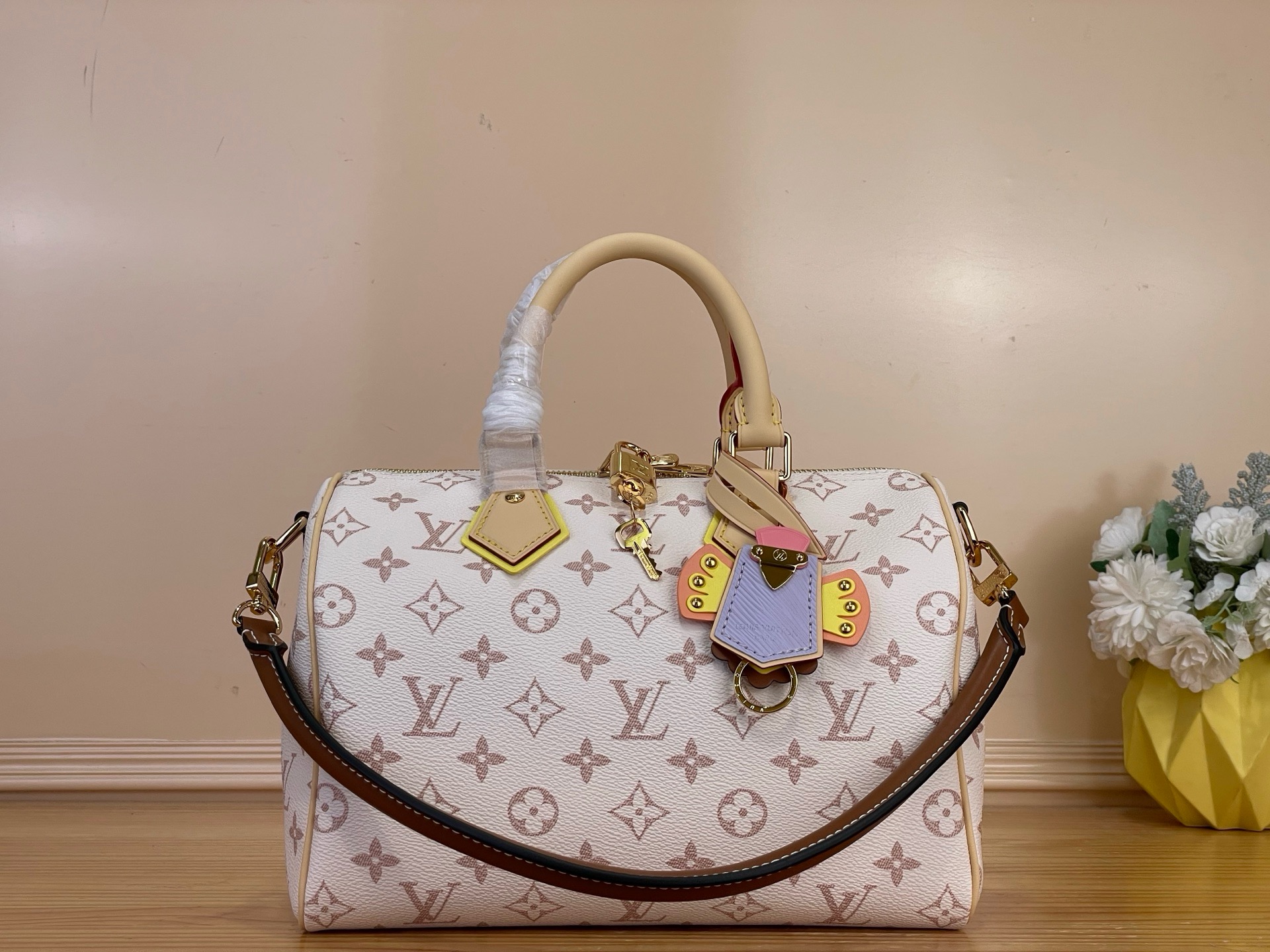 NO:919700,Top original order [SPEEDY BANDOULIRE 25 Handbag] M2A Dune/Color Blocking LV Crafty series presents the exquisite Speedy Bandoulière handbag, paying tribute to the fun spirit of summer, injecting a playful edge into the Louis Vuitton Monogram Dune sj logo. The canvas material is paired with contrasting leather trim and metal parts, and colorful decoration and leather details brighten the whole. Dimensions 26 x 19 x 15 cm 5816055  (length x height x width),,louis vuitton,louis vuitton19860909顶级原单【SPEEDY BANDOULIRE 25 手袋】M2A 沙丘色/拼色 LV Crafty 系列呈现精巧 Speedy Bandoulière 手袋,致意夏日妙趣精神,为路易威登 Monogram Dune sj标识注入玩趣锋芒.帆布材质搭配撞色皮革饰边与金属件,缤纷装饰与皮革细节点亮整体. 尺寸26 x 19 x 15 厘米 5816055 (长度 x 高 x 宽),,louis vuitton,louis vuitton,Bag