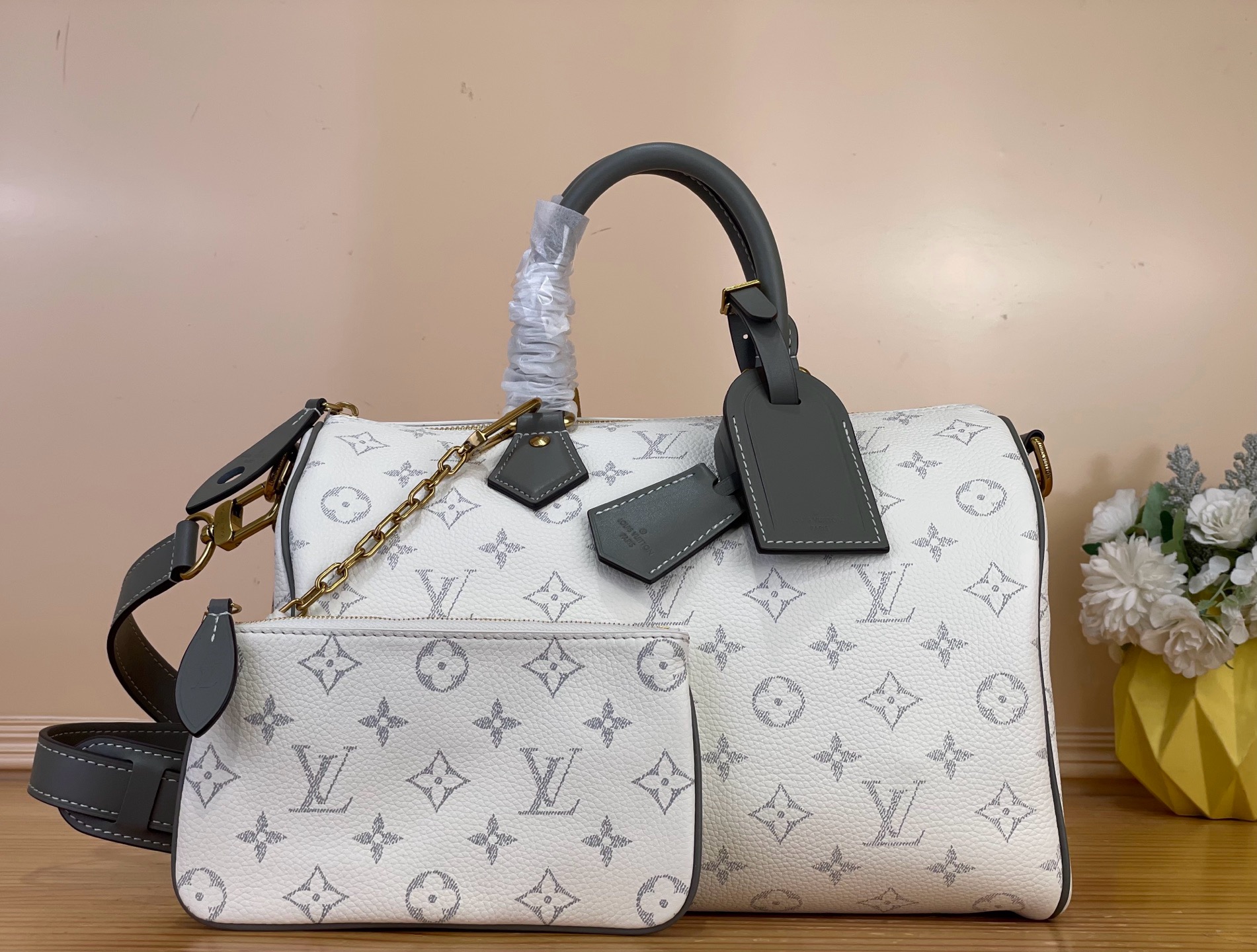 NO:919662,Top original item [Seedy 9 Bandoulière 30 Handbag] 9-30 Off-white/Grey The Seedy 9 Bandoulière 30 bag is made of ultra-soft calfskin with Monogram sj print and is perfectly compact but roomy enough to carry daily essentials. Meticulous details, such as traditional side locks or premium lambskin lining, are a testament to the superb craftsmanship of this bag. In addition to the top handle, there is a removable strap. Size 32 x  22.5 x 18 cm 95,,cowhide,sheepskin19860909顶级原单【Seedy 9 Bandoulière 30 手袋】9-30 灰白色/灰色 Seedy 9 Bandoulière 30包由超柔软的小牛皮制成,带有Monogram sj印花,尺寸完美紧凑但足够宽敞,可以装下日常必需品.细致的细节,如传统侧锁或优质小羊皮衬里,证明了这款包的精湛工艺.除了顶部手柄外,还有一条可拆卸的带子. 尺寸32 x 22.5 x 18厘米 95,,cowhide,sheepskin,Bag