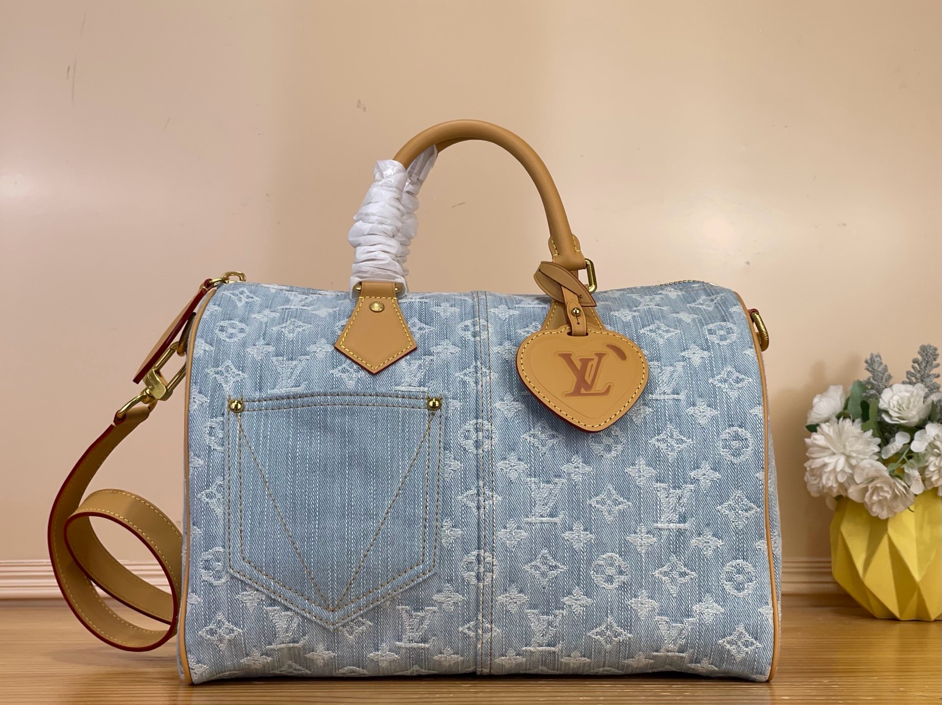NO:919630,Top original item [SEEDY 30 BANDOULIRE handbag] M2A209 blue/denim This Seedy Bandoulière 30 handbag cleverly combines Monogram Denim sj with leather trim, presenting an exclusive LV heart-shaped decorative label and V-shaped stitching denim outer patch pocket, supplemented by cowhide trim and top handle. The fabric lining is equipped with double patch pockets. Size 34 x 22 x 19 cm  6317075.. (length x height x width),,louis vuitton,cowhide19860909顶级原单【SEEDY 30 BANDOULIRE 手袋】M2A209 蓝色/牛仔 本款 Seedy Bandoulière 30 手袋将 Monogram Denim sj与皮革饰边巧妙相搭,呈现专属 LV 心形装饰标签和 V 形缝线丹宁布外贴袋,辅以牛皮饰边与顶部手柄. 织物内衬搭载双贴袋. 尺寸34 x 22 x 19 厘米 6317075.. (长度 x 高 x 宽),,louis vuitton,cowhide,Bag