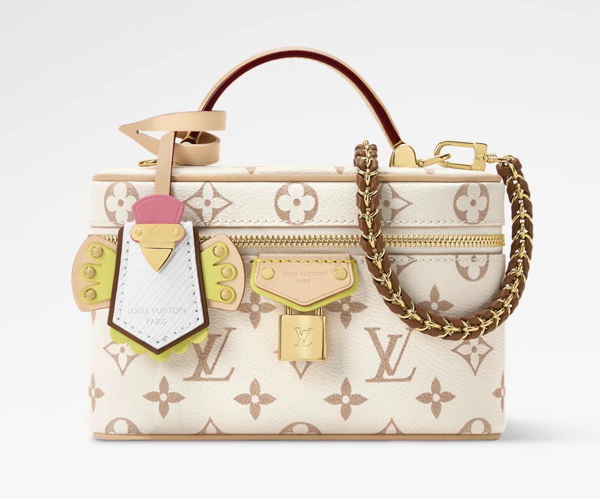 NO:919717,Top original order [VANITY CHAIN OUCH handbag] M29782 Dune color/color matching Vanity Chain ouch handbag draws inspiration from the Louis Vuitton archive hard trunk, fully demonstrating the brand's travel heritage. This LV Crafty version presents the elegant tones of Monogram Dune lt canvas, injecting lively interest into the classic design. The bright leather trim and detachable key bag enrich the details, the detachable shoulder strap and chain add novel touches, dazzling metal parts and LV  Padlock complements each other. Dimensions 19 x 11.5 x 6.5 cm. 5716065 (Length x Height x Width),,louis vuitton,louis vuitton19860909顶级原单【VANITY CHAIN OUCH 手袋】M29782 沙丘色/拼色 Vanity Chain ouch 手袋自路易威登典藏硬箱汲取灵感,尽显品牌旅行传承,此款 LV Crafty 版本呈现 Monogram Dune lt帆布的淡雅色调,为经典设计注入活泼意趣.亮丽皮革饰边和可拆卸钥匙包丰富细节,可拆卸肩带和链条注入新颖笔触,耀目金属件和 LV 挂锁相得益彰. 尺寸19 x 11.5 x 6.5 厘米.5716065 (长度 x 高 x 宽),,louis vuitton,louis vuitton,Bag