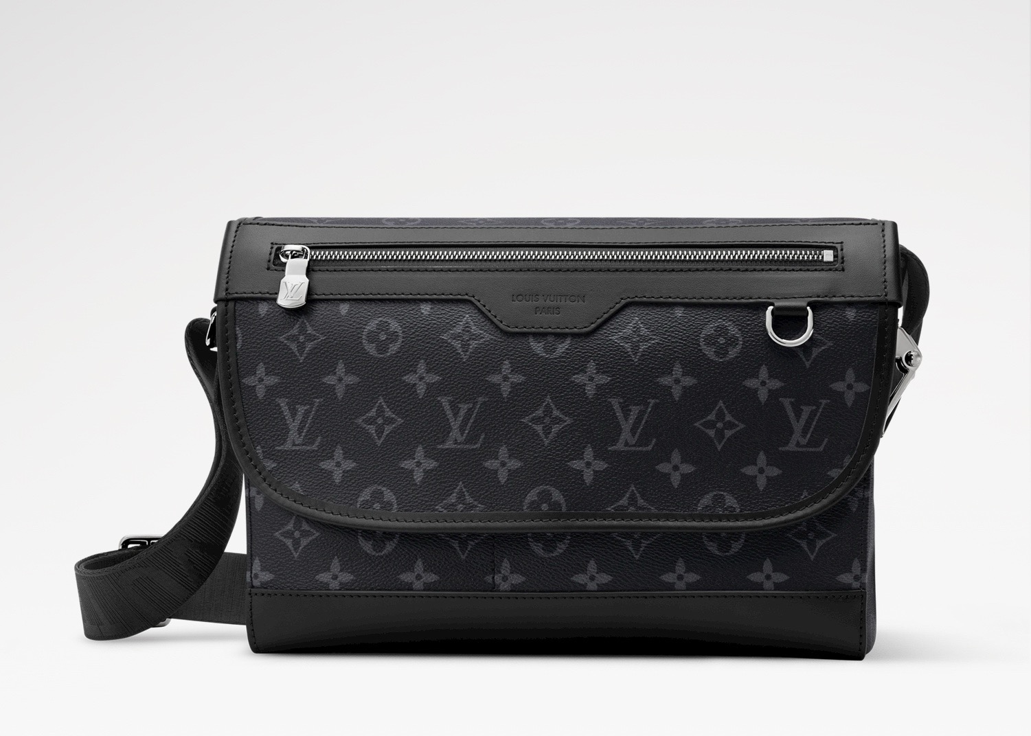 NO:919675,Top original order [COURRIER Messenger Bag] M28630 Black Flower This Courrier messenger bag is made of Monogram Eclise hx coated canvas, reshaping the classic messenger bag configuration. The spacious main compartment, the zippered outer pocket on the flap and the hidden pocket below create ample storage space for mobile phones, keys and other travel needs. Dimensions 37 x 27 x 12 cm. 5816065 (length x height x  width),19860909顶级原单【COURRIER 邮差包】M28630 黑花 本款 Courrier 邮差包取材 Monogram Eclise hx涂层帆布,重塑经典邮差包构型.宽敞主隔层、翻盖处的拉链外袋和下方隐藏式口袋共同打造充裕收纳空间,可存放手机、钥匙和其他出行所需. 尺寸37 x 27 x 12 厘米.5816065 (长度 x 高 x 宽),,Bag
