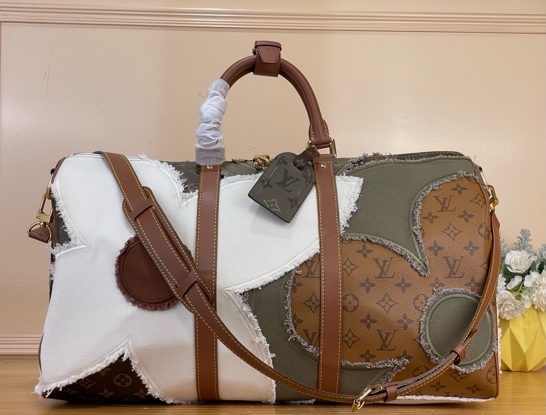 NO:919677,Top original order [KEEALL BANDOULIRE 50 Travel Bag] M29190 Color Blocking/Floral This Keeall Bandoulière 50 travel bag is made of Monogram Khaki coated canvas, with a large splicing pattern that presents a harmonious blend of Monogram ks flowers and brand elements. The cow leather is embellished with rolled handles, side straps and detachable and adjustable shoulder straps, highlighting the brand's unremitting pursuit of exquisite craftsmanship and exquisite details. Size 50 x  29 x 23 cm 8819095 (length x height x width),,cowhide19860909顶级原单【KEEALL BANDOULIRE 50 旅行袋】M29190 拼色/花卉 本款 Keeall Bandoulière 50 旅行袋采用 Monogram Khaki 涂层帆布,以大号拼接图案呈现 Monogram ks花卉和品牌元素的和谐相融.牛皮革点缀辊压手柄、侧带和可拆卸并调节的肩带,彰显品牌对精湛工艺和考究细节的不懈追求. 尺寸50 x 29 x 23 厘米 8819095 (长度 x 高 x 宽),,cowhide,Bag