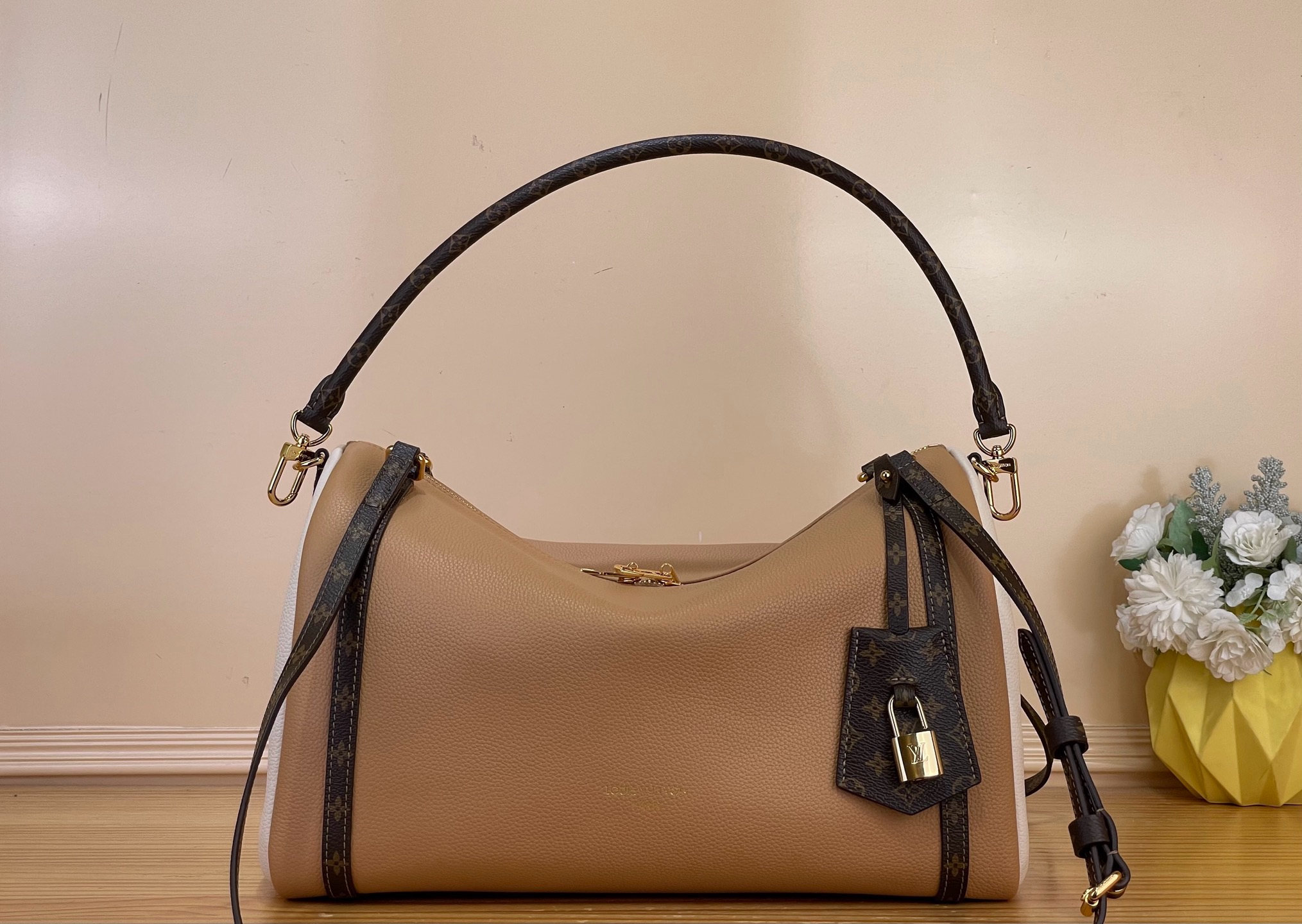 NO:919682,Top original order [EXRESS Medium Handbag] M2A076 Apricot This Exress medium handbag is from the 2026 early autumn series, with dual tones to highlight the elegant design. The surface of the grained cow leather is attached with metallic pigments, slowly revealing a shimmer of luster. Monogram  Dimensions 36 x 24 x 18.5 cm.7018075 (Length x Height x Width),,cowhide19860909顶级原单【EXRESS 中号手袋】M2A076 杏色 本款 Exress 中号手袋出自 2026 早秋系列,以双重色调彰显考究设计.粒面牛皮革表面附着金属质感颜料,缓缓流露莹泽微光.Monogram Xl帆布饰边与相同图案内衬相得益彰,经典钥匙包和挂锁亦可固定于拉链头,可调节手柄实现舒适背携体验. 尺寸36 x 24 x 18.5 厘米.7018075 (长度 x 高 x 宽),,cowhide,Bag