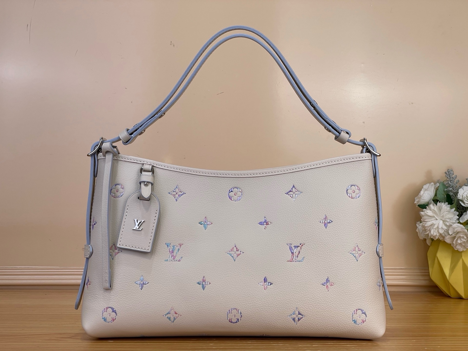 NO:919686,Top original order [CARRYALL EAST-WEST handbag] M2A369 white/purple lining (gradient) This CarryAll handbag interprets the Monogram Emreinte xl version with an elegant horizontal configuration, which can easily be used in day or evening occasions. The cow leather combines chic tones with the Louis Vuitton Link logo, using dual processes to create a soft gradient effect. The spacious capacity can store daily needs, and the decorative name tag can be removed as needed. Size 36 x 19 x 10  cm 6117075 (length x height x width),,louis vuitton,cowhide19860909顶级原单【CARRYALL EAST-WEST 手袋】M2A369 白色/紫色内里（渐变） 本款 CarryAll 手袋以典雅横向构型演绎 Monogram Emreinte xl版本,轻松驾驭日间或晚间场合.牛皮革结合别致色调与路易威登 Link 标识,以双重工艺塑造柔和渐变效果.宽敞容量可收纳日常所需,装饰姓名牌可按需拆卸. 尺寸36 x 19 x 10 厘米 6117075 (长度 x 高 x 宽),,louis vuitton,cowhide,Bag