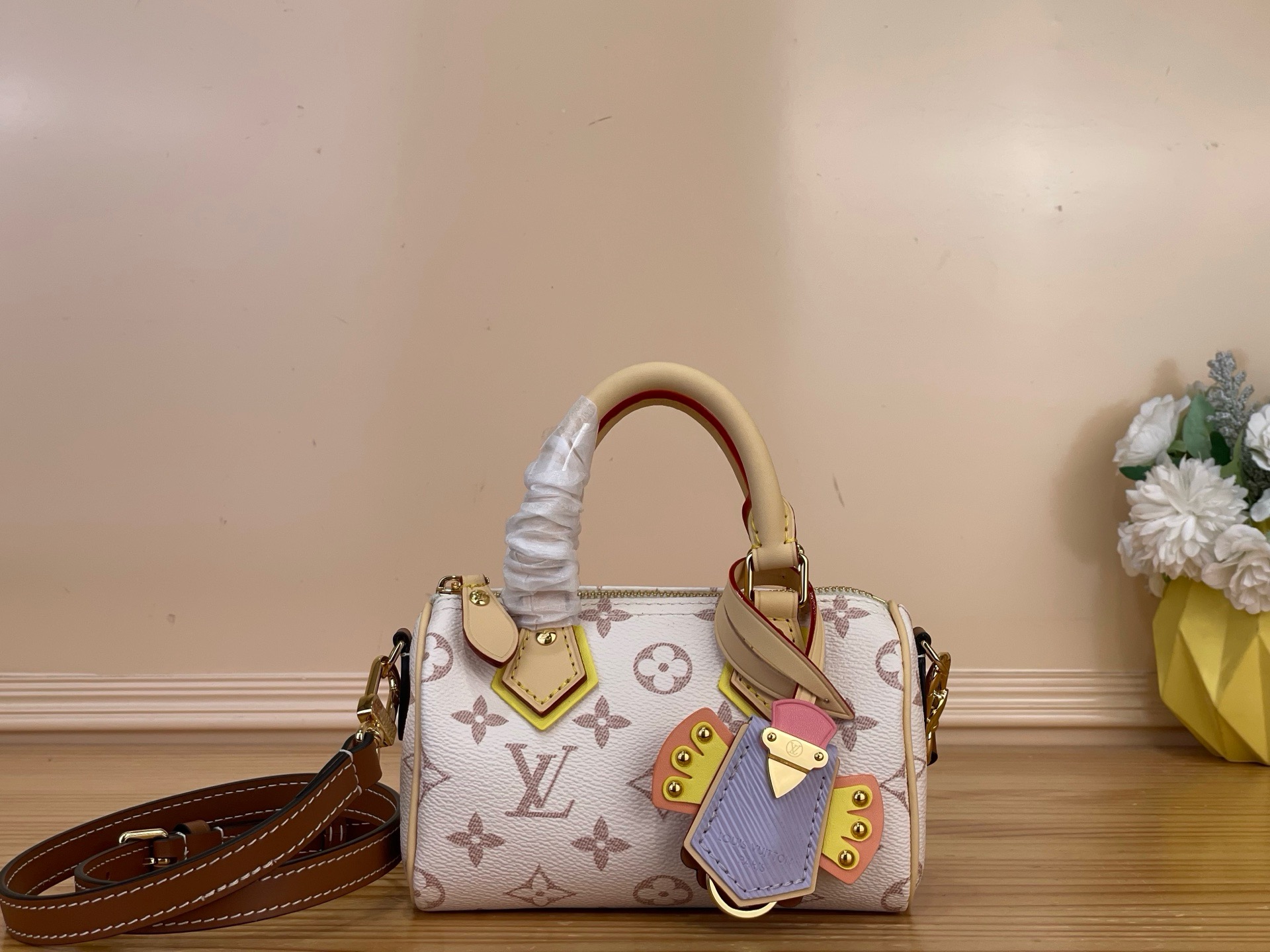 NO:919711,Top original order [NANO SEEDY handbag] M29781 Dune color/color block LV Crafty series newly launches Nano Seedy handbag, injecting interest into the classic design. Monogram Dune sj canvas is equipped with bright leather trimming, the key bag is decorated with colorful rivets, the connecting piece and handle are integrated into woven details, and the metal parts add dazzling luster, showing an unconstrained creative design. The right size can accommodate lipstick and other daily needs. Size 16 x  12.5 x 10 cm 5216065 (length x height x width),,louis vuitton19860909顶级原单【NANO SEEDY 手袋】M29781 沙丘色/拼色 LV Crafty 系列焕新推出 Nano Seedy 手袋,为经典设计注入盎然意趣.Monogram Dune sj帆布配有亮丽皮革饰边,钥匙包饰有缤纷铆钉,连接片和手柄融入编织细节,金属件再添耀目光彩,展现天马行空的创意设计.恰宜尺寸可容纳唇膏等日常所需. 尺寸16 x 12.5 x 10 厘米 5216065 (长度 x 高 x 宽),,louis vuitton,Bag
