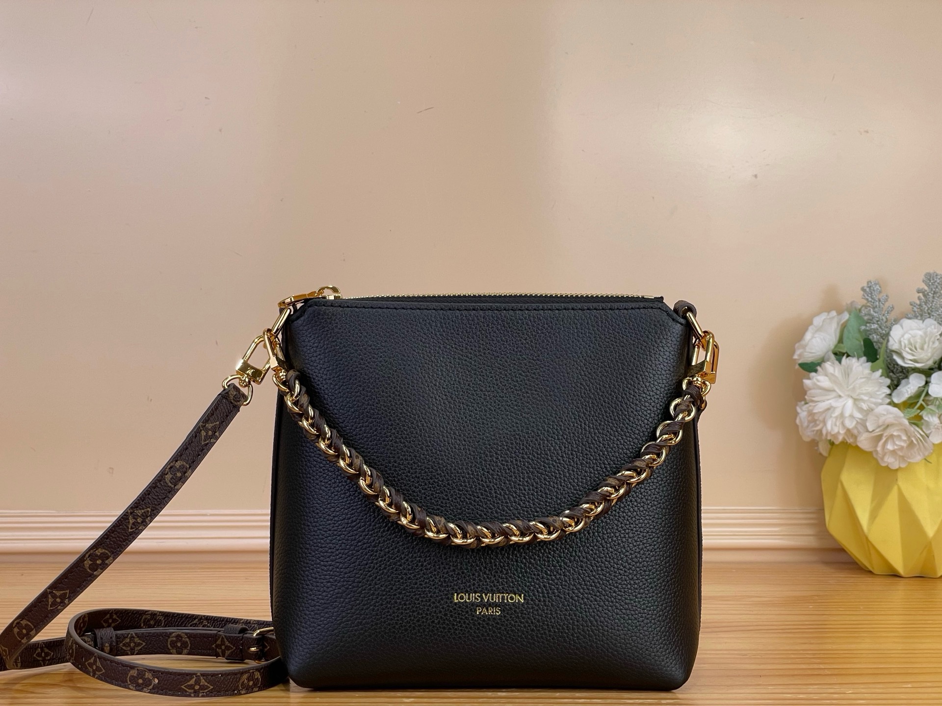NO:919719,Top original order [Multipass Mini handbag] M2A black/presbyopia lining. This Multipass Mini Xl handbag reinterprets the Multipass classic design with a sophisticated configuration, and outlines the iconic canvas trim for the soft cow leather body. The Yingze chain is flexibly detachable, the long shoulder strap is easy to carry cross-body, and the appropriate size makes it easy to carry with you for daily needs. Dimensions 17.5 x 18 x 9.5CM 5016065  (length x height x width),,cowhide19860909顶级原单【Multipass Mini 手袋】M2A 黑色/老花内里 本款Multipass Mini Xl手袋以精巧构型重释 Multipass经典设计,再为柔软牛皮革包身勾勒标志性帆布饰边.莹泽链条可灵活拆卸,长肩带方便斜挎背携,适宜尺寸令日常所需轻松随行. 尺寸17.5 x 18 x 9.5CM 5016065 (长度 x 高 x 宽),,cowhide,Bag