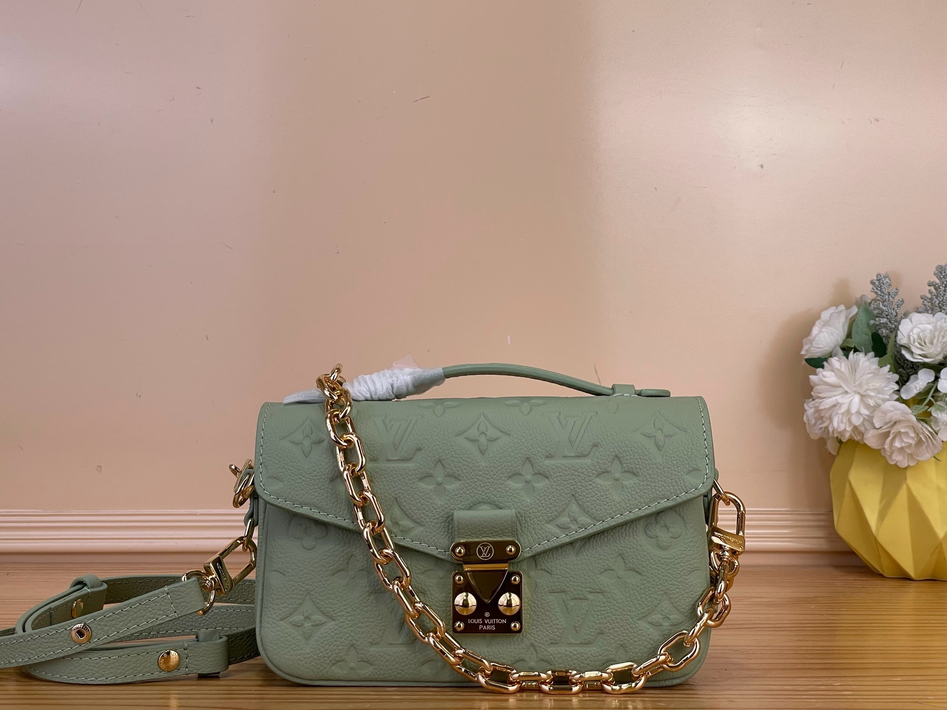 NO:919702,Top original order [OCCHETTE MTIS EAST-WEST handbag] M2A339 mint green This ochette Métis East West handbag bathes in new season colors and handles various occasions with elegance. Monogram Emreinte ys leather is matched with metal parts, and the classic S-lock buckle and detachable chain are added to add interest. The compact structure has internal compartments and a zipper bag to properly store valuables. Size 21.5 x  13.5 x 6 cm.7618085 (length x height x width),19860909顶级原单【OCHETTE MTIS EAST-WEST 手袋】M2A339 薄荷绿 本款 ochette Métis East West 手袋沐浴新季色调,以典雅之姿驾驭各式场合.Monogram Emreinte ys皮革搭配金属件,经典 S-lock 锁扣与可拆卸链条再添工致意趣.小巧构型内设隔层,拉链袋妥善收纳贵重物品. 尺寸21.5 x 13.5 x 6 厘米.7618085 (长度 x 高 x 宽),,Bag