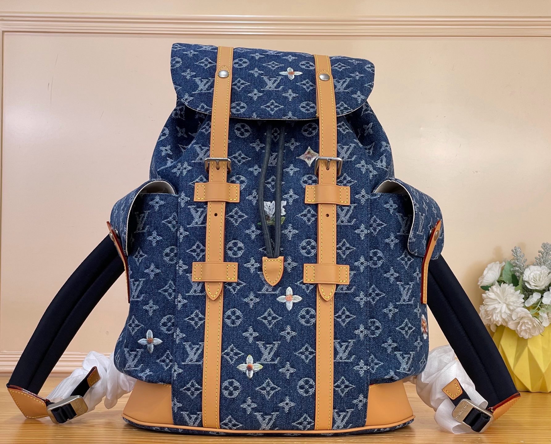 NO:919714,Top original item [CHRISTOHER Medium Backpack] m27554 Blue/Denim (Floral) This Christoher medium backpack is made of Monogram floral denim, and the Monogram pattern is woven into the elegant denim to create a jacquard fabric with fine texture, which contrasts interestingly with the rough silhouette. The cowhide leather trim and side pockets outline distinct lines, and the fabric lining once again enriches the details. Size 38 x 44 x 12.5  cm 7518085 (length x height x width),,cowhide19860909顶级原单【CHRISTOHER 中号双肩包】 m27554 蓝色/牛仔（花卉） 本款 Christoher 中号双肩包取材 Monogram 花卉牛仔布,为考究丹宁布织入 Monogram 图案,成就肌理细腻的提花面料,与粗犷廓形碰撞对比妙趣.牛皮革饰边和侧袋勾勒鲜明线条,织物内衬再度丰富细节. 尺寸38 x 44 x 12.5 厘米 7518085 (长度 x 高 x 宽),,cowhide,Bag