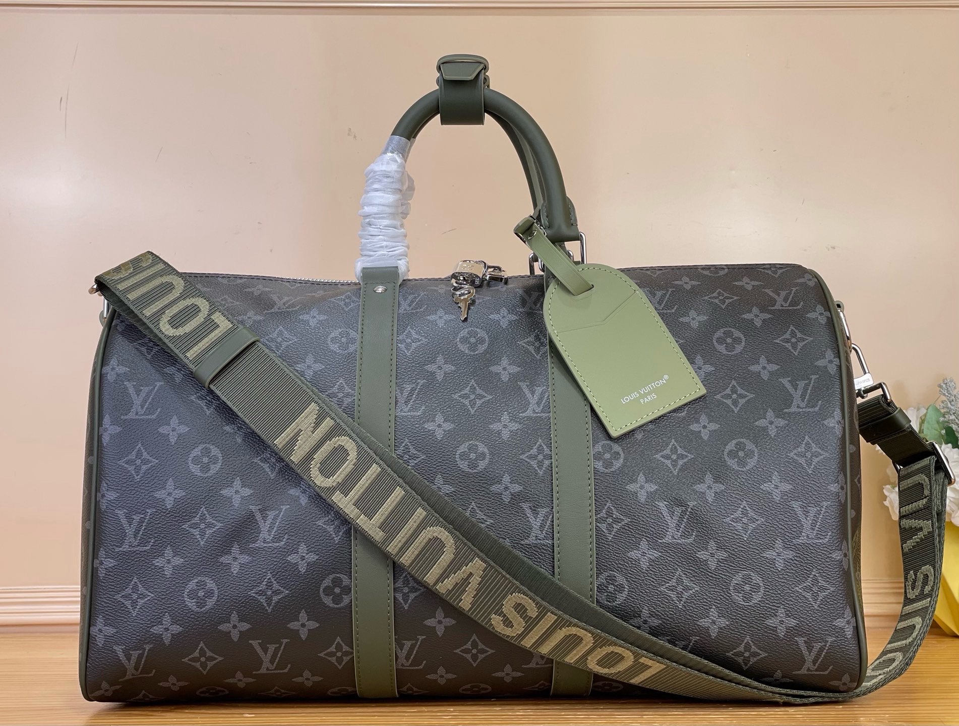 NO:919724,Top original order [KEEALL BANDOULIRE 45 Travel Bag] M28837 Black Flower/Green This Keeall Bandoulière 45 travel bag is made of Monogram Eclise hx coated canvas, which echoes the color of the leather elements on the top handle and side straps. Contrast edges, name tags and wide fabric shoulder straps add exquisite details. Fabric lining and zipper inner pocket create a carry-on size. Dimensions 45 x 27 x 20  cm 6317075 (length x height x width),19860909顶级原单【KEEALL BANDOULIRE 45 旅行袋】M28837 黑花/绿色 本款 Keeall Bandoulière 45 旅行袋采用Monogram Eclise hx涂层帆布,与顶部手柄和侧带的皮革元素形成色彩呼应.撞色边缘、姓名牌和宽幅织物肩带再添考究细节.织物内衬和拉链内袋共筑随身上机尺寸. 尺寸45 x 27 x 20 厘米 6317075 (长度 x 高 x 宽),,Bag