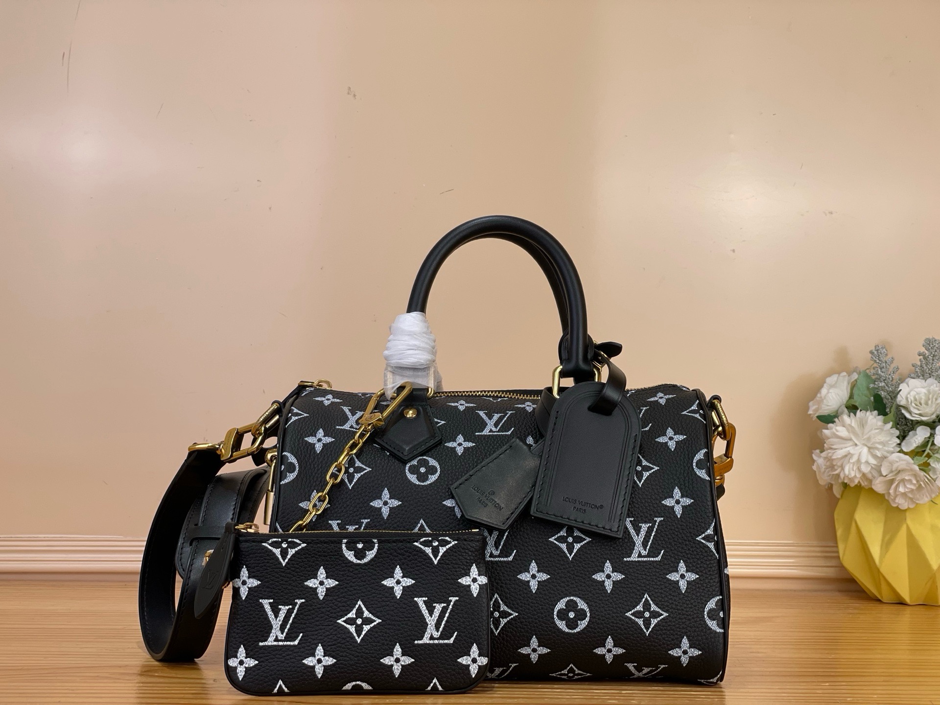 NO:919733,Top original order [SEEDY 9 BANDOULIRE 25 handbag] M2A047 black/luminous This Seedy 9 25 Bandoulière handbag is made of cow leather and printed with phosphorescent ink to highlight the dual meaning of heritage and innovation. After being illuminated by daylight, it changes magically in the dark. The Monogram pattern on the deep background bursts out with bright fluorescence, glowing with vitality. Size 25  x 15 x 15 cm (length x height x width),,cowhide19860909顶级原单【SEEDY 9 BANDOULIRE 25 手袋】M2A047 黑/夜光 本款 Seedy 9 25 Bandoulière 手袋取材牛皮革,以磷光油墨印花彰显传承与创新的双重意蕴.经日间光线照射后,暗夜中发生奇妙变幻深邃背景上的 Monogram 图案迸发璀璨荧光,焕发蓬勃生命力. 尺寸25 x 15 x 15 厘米 (长度 x 高 x 宽),,cowhide,Bag