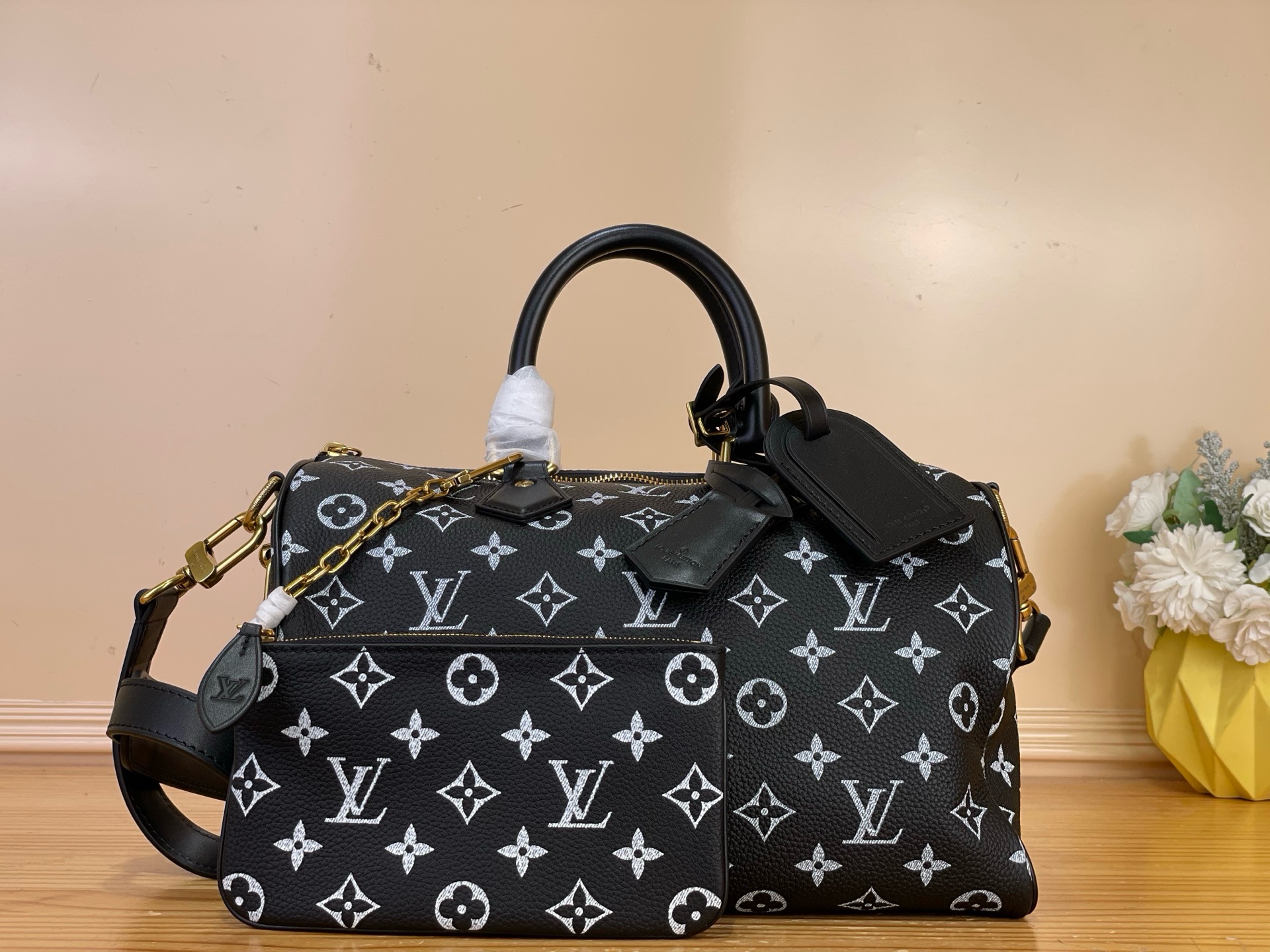 NO:919730,Top original order [SEEDY 9 BANDOULIRE 30 handbag] M2A047 black/luminous. This Seedy 9 30 Bandoulière handbag is made of cow leather and printed with phosphorescent ink to highlight the dual meaning of heritage and innovation. After being illuminated by daylight, it undergoes magical changes in the dark night. The Monogram pattern on the deep background bursts out with bright fluorescence, glowing with vitality. Size 32  x 22.5 x 18cm (length x height x width),,cowhide19860909顶级原单【SEEDY 9 BANDOULIRE 30 手袋】M2A047 黑/夜光 本款 Seedy 9 30 Bandoulière 手袋取材牛皮革,以磷光油墨印花彰显传承与创新的双重意蕴.经日间光线照射后,暗夜中发生奇妙变幻深邃背景上的 Monogram 图案迸发璀璨荧光,焕发蓬勃生命力. 尺寸32 x 22.5 x 18厘米 (长度 x 高 x 宽),,cowhide,Bag