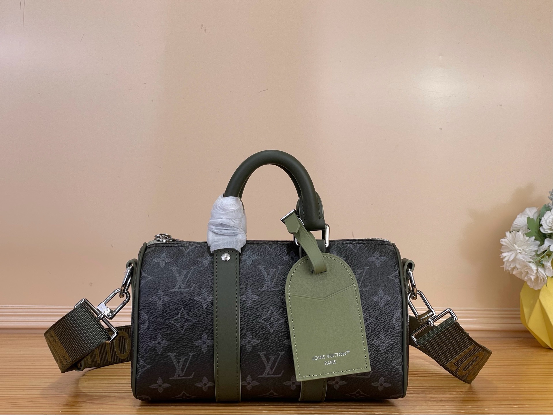 NO:939389,Top original order [KEEALL BANDOULIRE 25 Handbag] M28638 Black Flower/Green This Keeall Bandoulière 25 hx handbag traces its origins to the Japanese street trend of the 1990s. It is made of Monogram Eclise canvas with leather trim and elegant name tag. The top handle and detachable and adjustable fabric shoulder strap allow for multiple carrying methods, and there is ample internal space suitable for storing daily needs. Size 25 x 15 x 11 cm  5217055 (length x height x width),19860909顶级原单【KEEALL BANDOULIRE 25 手袋】M28638 黑花/绿色 本款 Keeall Bandoulière 25 hx手袋溯源 年代日本街头潮流,为 Monogram Eclise 帆布搭配皮革饰边和考究姓名牌.顶部手柄和可拆卸并调节的织物肩带实现多种背携方式,充裕内部空间适宜存放日常所需. 尺寸25 x 15 x 11 厘米 5217055 (长度 x 高 x 宽),,Bag