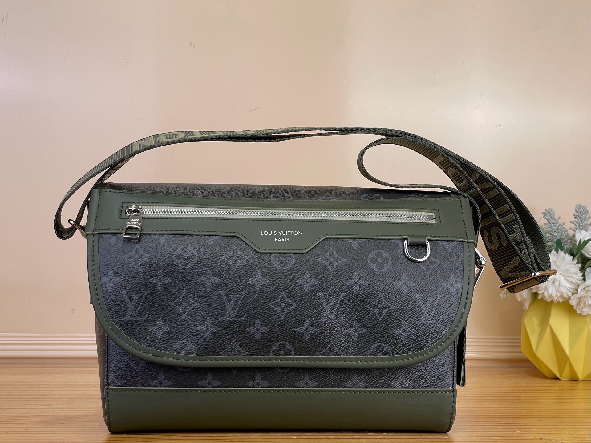 NO:939399,Top original order [COURRIER messenger bag] M28629 black flower/green This Courrier messenger bag is made of Monogram Eclise hx canvas, inspired by the streetwear style of the era, with elegant leather trim. The zipper outer pocket and flap secret pocket provide ample storage space, and the elegant buckle allows the shoulder strap to be adjusted freely. Dimensions 37 x 27 x 12 cm. 5816065 (length x height x  width),19860909顶级原单【COURRIER 邮差包】M28629 黑花/绿色 本款 Courrier 邮差包采用 Monogram Eclise hx帆布,灵感源自 年代街头服饰风格,搭配雅致皮革饰边.拉链外袋和翻盖暗袋提供充裕收纳空间,考究搭扣实现肩带的自如调节. 尺寸37 x 27 x 12 厘米.5816065 (长度 x 高 x 宽),,Bag