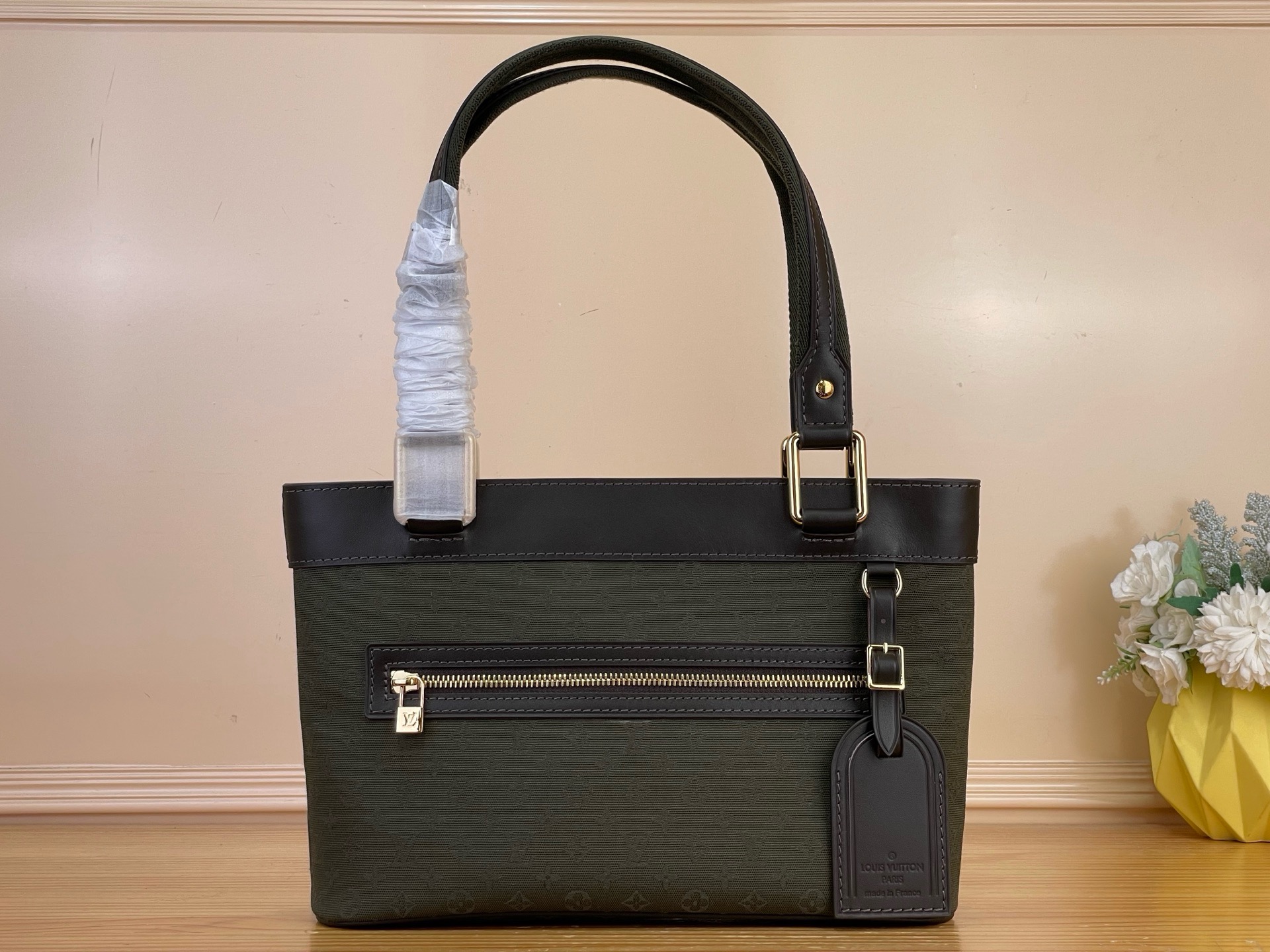 NO:939349,Top original order [Lucille small handbag] M92684 M92682 M92680 M92610 M92678 Green/green lining (denim denim) Denim denim open smile tote bag Second-hand bag (collection style) Vintage Lv cc handbag Denim denim with cowhide trim Vivian shopping bagoo [handshake][handshake] Simple and stylish vegetable basket bag shape will never go out of style  The large opening and closing design has a large close-fitting compartment and zippered pouches for storing items in categories. It is extremely practical.5516065,,louis vuitton,totes,cowhide19860909顶级原单【Lucille 小号手提袋】 M92684 M92682 M92680 M92610 M92678 绿色/绿内里（丹宁牛仔） 丹宁牛仔开口笑托特包中古包（典藏款）Vintage Lv cc手袋 丹宁牛仔搭配牛皮饰边 薇薇安购物袋oo[握手][握手]简约时尚的菜篮子包形永不过时 敞口大开合设计 内有贴身大隔层和拉链小袋可分类收藏物品 实用性超赞.5516065,,louis vuitton,totes,cowhide,Bag