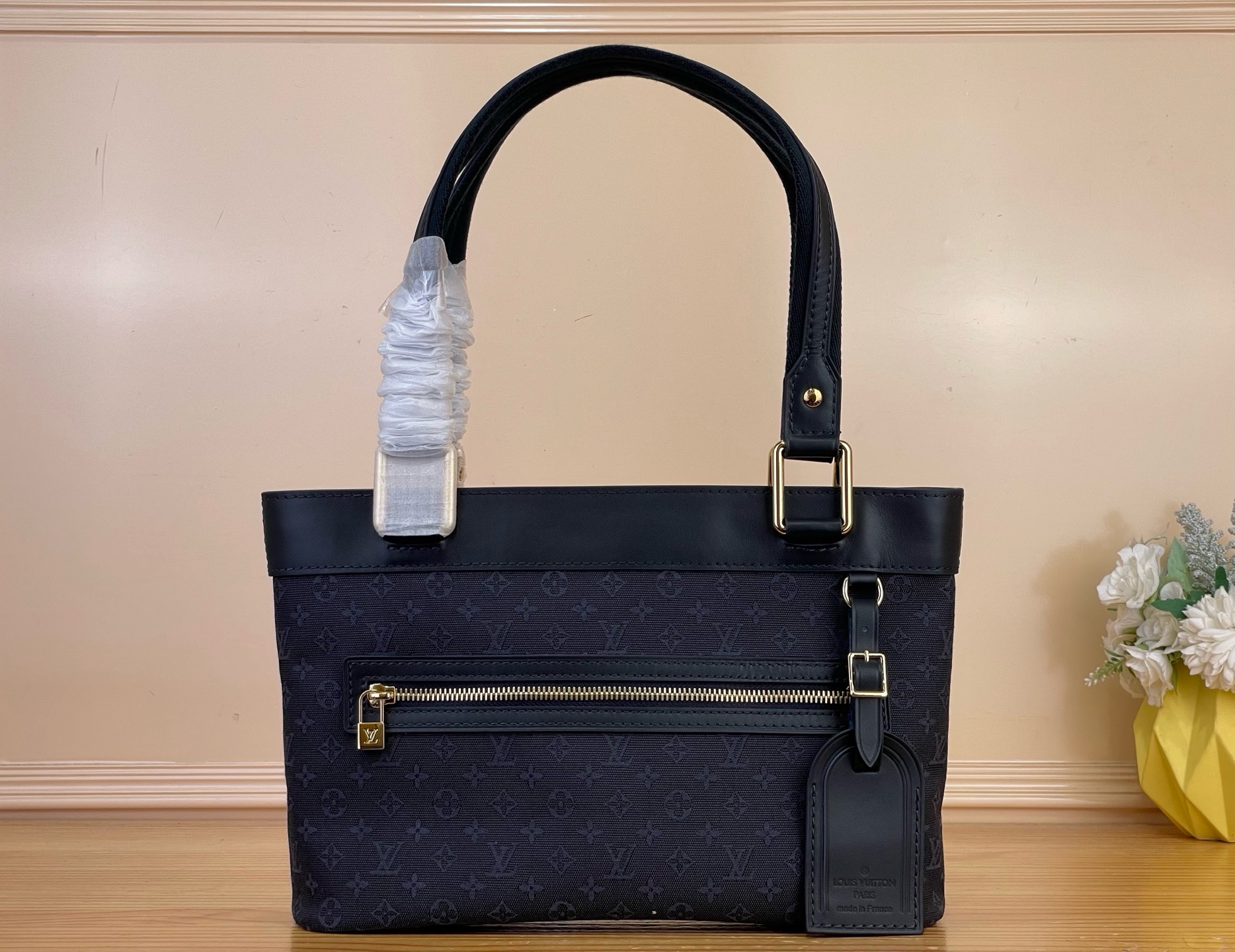 NO:939361,Top original order [Lucille small handbag] M92684 M92682 M92680 M92610 M92678 Green/green lining (denim denim) Denim denim open smile tote bag Second-hand bag (collection style) Vintage Lv cc handbag Denim denim with cowhide trim Vivian shopping bagoo [handshake][handshake] Simple and stylish vegetable basket bag shape will never go out of style  The large opening and closing design has a large close-fitting compartment and zippered pouches for storing items in categories. It is extremely practical.5516065,,louis vuitton,totes,cowhide19860909顶级原单【Lucille 小号手提袋】 M92684 M92682 M92680 M92610 M92678 绿色/绿内里（丹宁牛仔） 丹宁牛仔开口笑托特包中古包（典藏款）Vintage Lv cc手袋 丹宁牛仔搭配牛皮饰边 薇薇安购物袋oo[握手][握手]简约时尚的菜篮子包形永不过时 敞口大开合设计 内有贴身大隔层和拉链小袋可分类收藏物品 实用性超赞.5516065,,louis vuitton,totes,cowhide,Bag