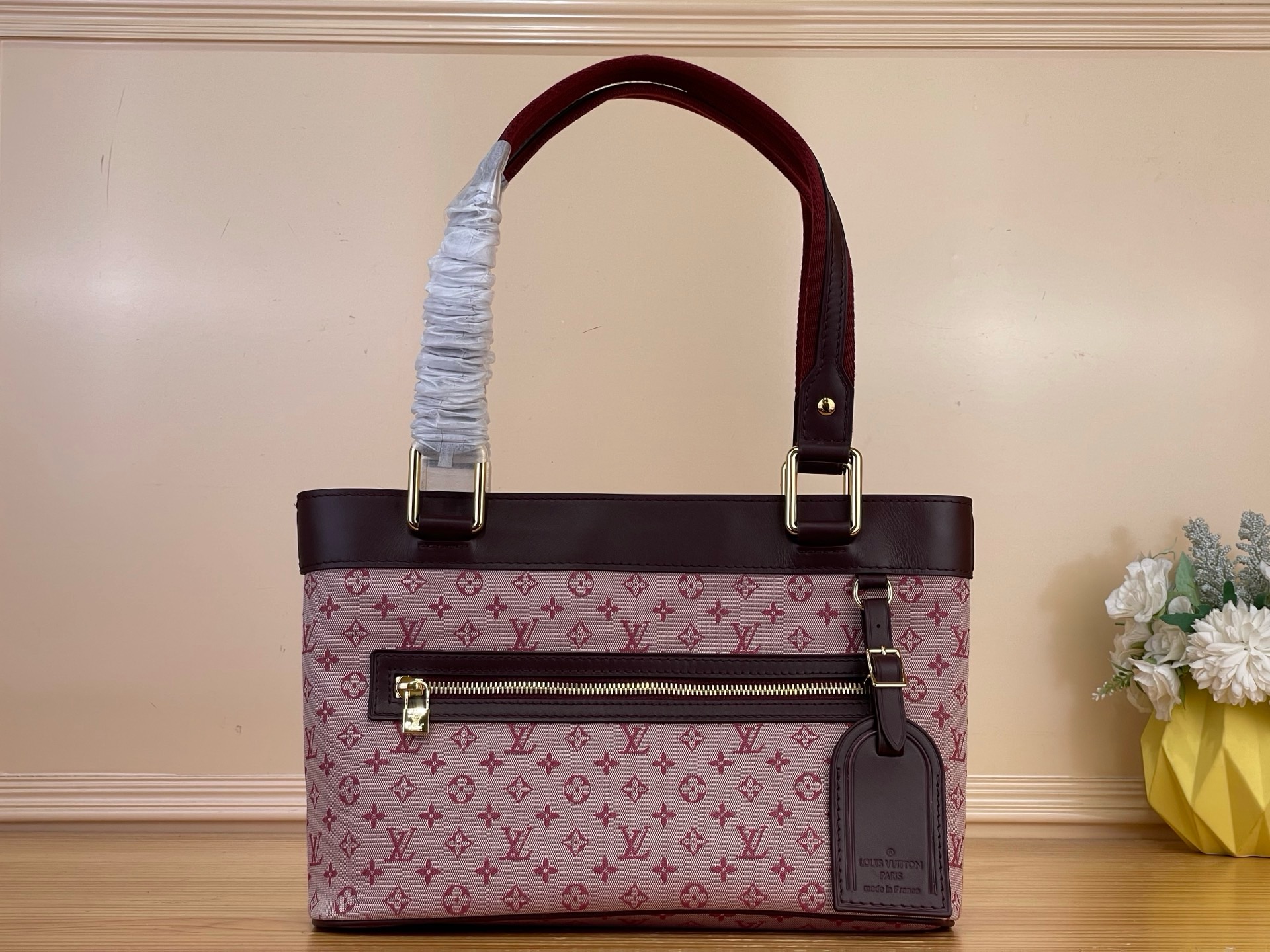 NO:939371,Top original order [Lucille small handbag] M92684 M92682 M92680 M92610 M92678 Fuchsia/pink lining (denim denim) Denim denim open smile tote bag second-hand bag (collection style) Vintage Lv cc handbag denim denim with cowhide trim Vivian shopping bag oo [handshake] [handshake] Simple and fashionable vegetable basket bag shape will never go out of style  The large opening and closing design has a large close-fitting compartment and zippered pouches for storing items in categories. It is extremely practical.5516065,,louis vuitton,totes,cowhide19860909顶级原单【Lucille 小号手提袋】 M92684 M92682 M92680 M92610 M92678 紫红色/粉里（丹宁牛仔） 丹宁牛仔开口笑托特包中古包（典藏款）Vintage Lv cc手袋 丹宁牛仔搭配牛皮饰边 薇薇安购物袋oo[握手][握手]简约时尚的菜篮子包形永不过时 敞口大开合设计 内有贴身大隔层和拉链小袋可分类收藏物品 实用性超赞.5516065,,louis vuitton,totes,cowhide,Bag