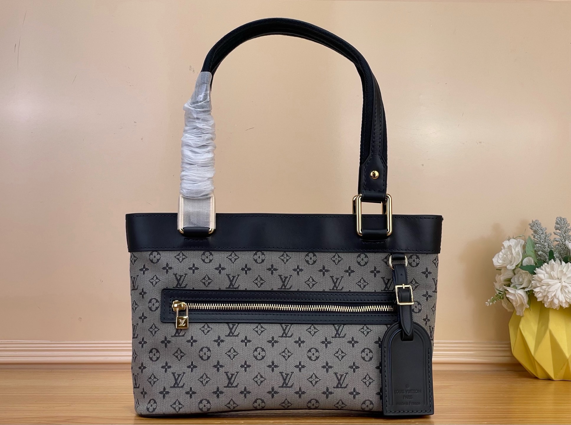 NO:939382,Top original order [Lucille small handbag] M92684 M92682 M92680 M92610 M9267 blue/white lining (denim denim) denim denim open smile tote bag second-hand bag (collection style) Vintage Lv cc handbag denim denim with cowhide trim Vivian shopping bagoo[handshake][handshake] Simple and fashionable vegetable basket bag shape will never go out of style, open and large opening design  There are large close-fitting compartments and zippered pouches to store items in categories. It is very practical.5516065,,louis vuitton,totes,cowhide19860909顶级原单【Lucille 小号手提袋】 M92684 M92682 M92680 M92610 M9267蓝色/白内里（丹宁牛仔） 丹宁牛仔开口笑托特包中古包（典藏款）Vintage Lv cc手袋 丹宁牛仔搭配牛皮饰边 薇薇安购物袋oo[握手][握手]简约时尚的菜篮子包形永不过时 敞口大开合设计 内有贴身大隔层和拉链小袋可分类收藏物品 实用性超赞.5516065,,louis vuitton,totes,cowhide,Bag