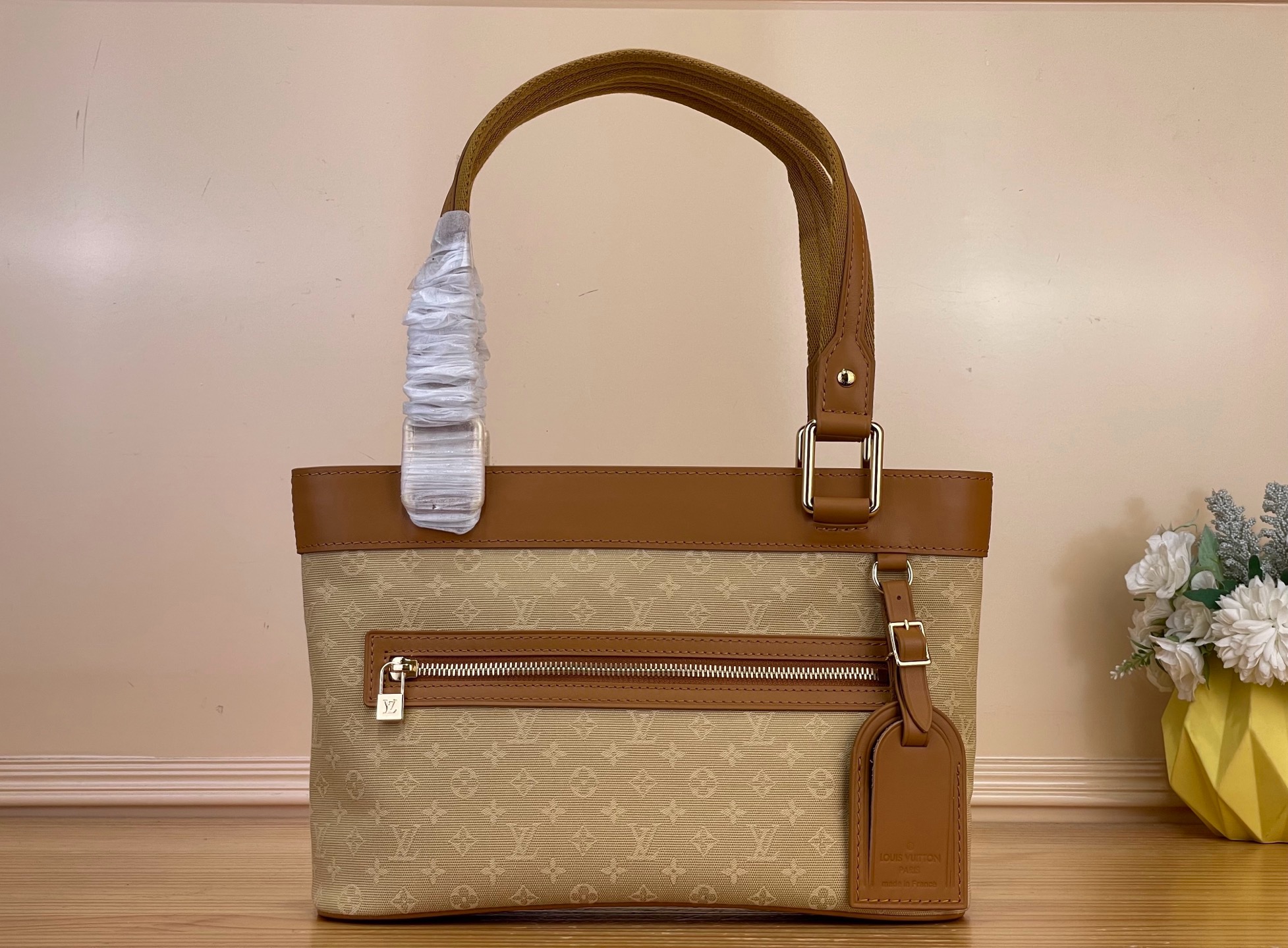 NO:939343,Top original order [Lucille small handbag] M92684 M92682 M92680 M92610 M92678 Brown yellow lining (denim denim) Denim denim open smile tote bag Second-hand bag (collection style) Vintage Lv cc handbag Denim denim with cowhide trim Vivian shopping bagoo[Handshake][Handshake] Simple and stylish vegetable basket bag shape will never go out of style  The large opening and closing design has a large close-fitting compartment and zippered pouches for storing items in categories. It is extremely practical.5516065,,louis vuitton,totes,cowhide19860909顶级原单【Lucille 小号手提袋】 M92684 M92682 M92680 M92610 M92678 棕色黄内里（丹宁牛仔） 丹宁牛仔开口笑托特包中古包（典藏款）Vintage Lv cc手袋 丹宁牛仔搭配牛皮饰边 薇薇安购物袋oo[握手][握手]简约时尚的菜篮子包形永不过时 敞口大开合设计 内有贴身大隔层和拉链小袋可分类收藏物品 实用性超赞.5516065,,louis vuitton,totes,cowhide,Bag
