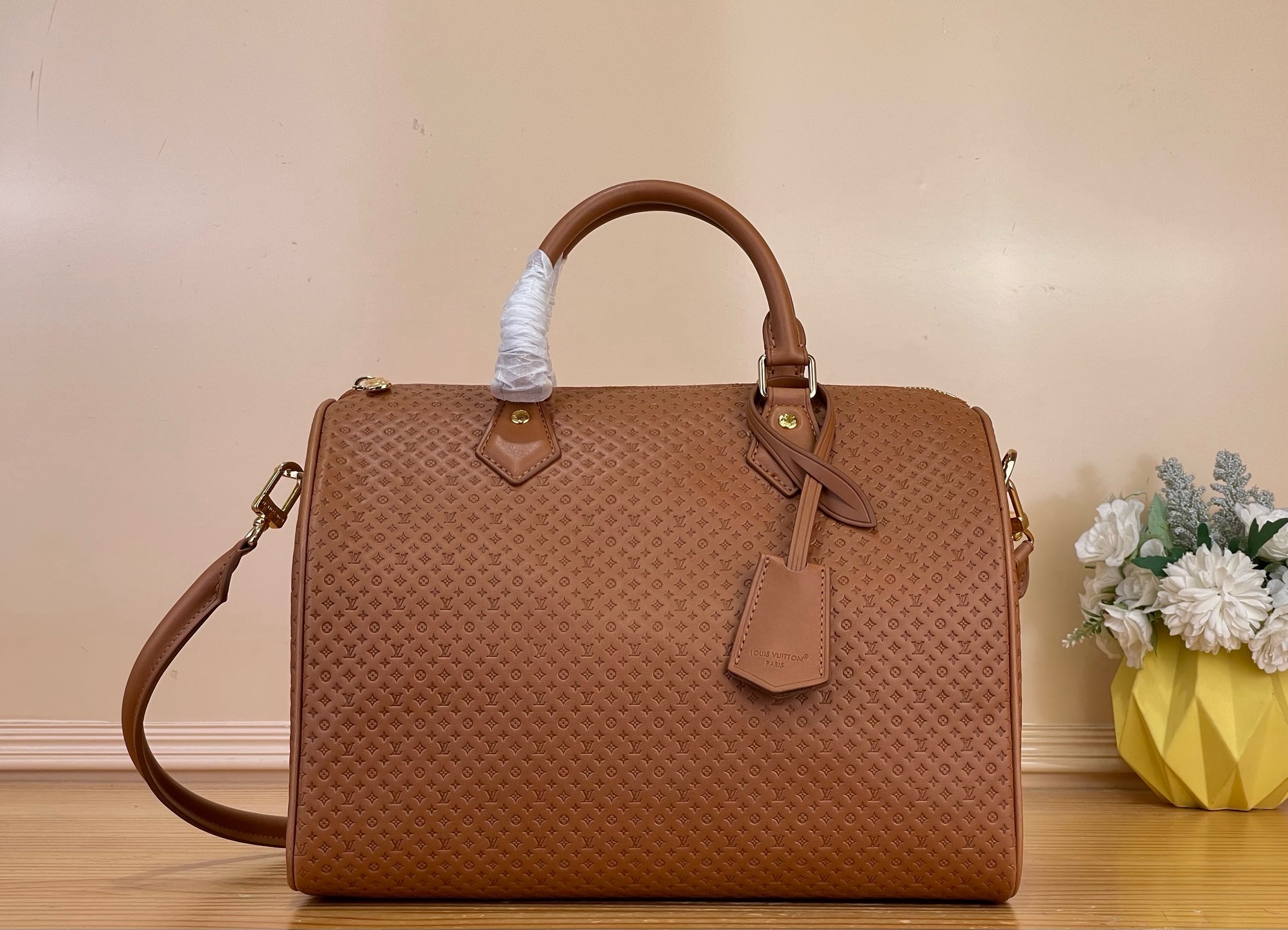 NO:938847,Top original order [SEEDY SOFT 30 handbag] M28522 brown/small embossed This Seedy Soft 30 handbag uses Louis Vuitton's classic Minigram 5g pattern in a new interpretation to create an elegant item for weekend travel. It uses cow leather to interpret timeless colors and combines printing and embossing techniques to create delicate patterns. It has ample space to easily store daily necessities such as a tablet computer, and is supplemented by a detachable iconic key bag.  This collection of masterpieces comes with exclusive packaging, imbued with the charming style of the Côte d'Azur. It comes with limited edition charms and the brand's iconic beach hut handbag, allowing you to enjoy the leisurely fun of midsummer - limited edition, subject to availability. Dimensions: 30 x 21 x 17 cm. 5816065 (length x height x width),, louis vuitton, cowhide19860909顶级原单【SEEDY SOFT 30 手袋】M28522 棕色/小字压花 本款 Seedy Soft 30 手袋以路易威登经典 Minigram 5g图案新意诠释,打造周末随行的优雅单品.选用牛皮革演绎隽永配色,结合印花与压纹工艺,打造细腻图案.宽裕空间轻松收纳平板电脑等日常所需,辅以可随心拆卸的标志性钥匙包. 本系列臻作搭配专属包装,浸染蔚蓝海岸的迷人风情,随附限定挂饰与品牌标志性海滩小屋手袋,尽揽盛夏悠然意趣——限量呈献,售完即止. 尺寸30 x 21 x 17 厘米.5816065 (长度 x 高 x 宽),,louis vuitton,cowhide,Bag