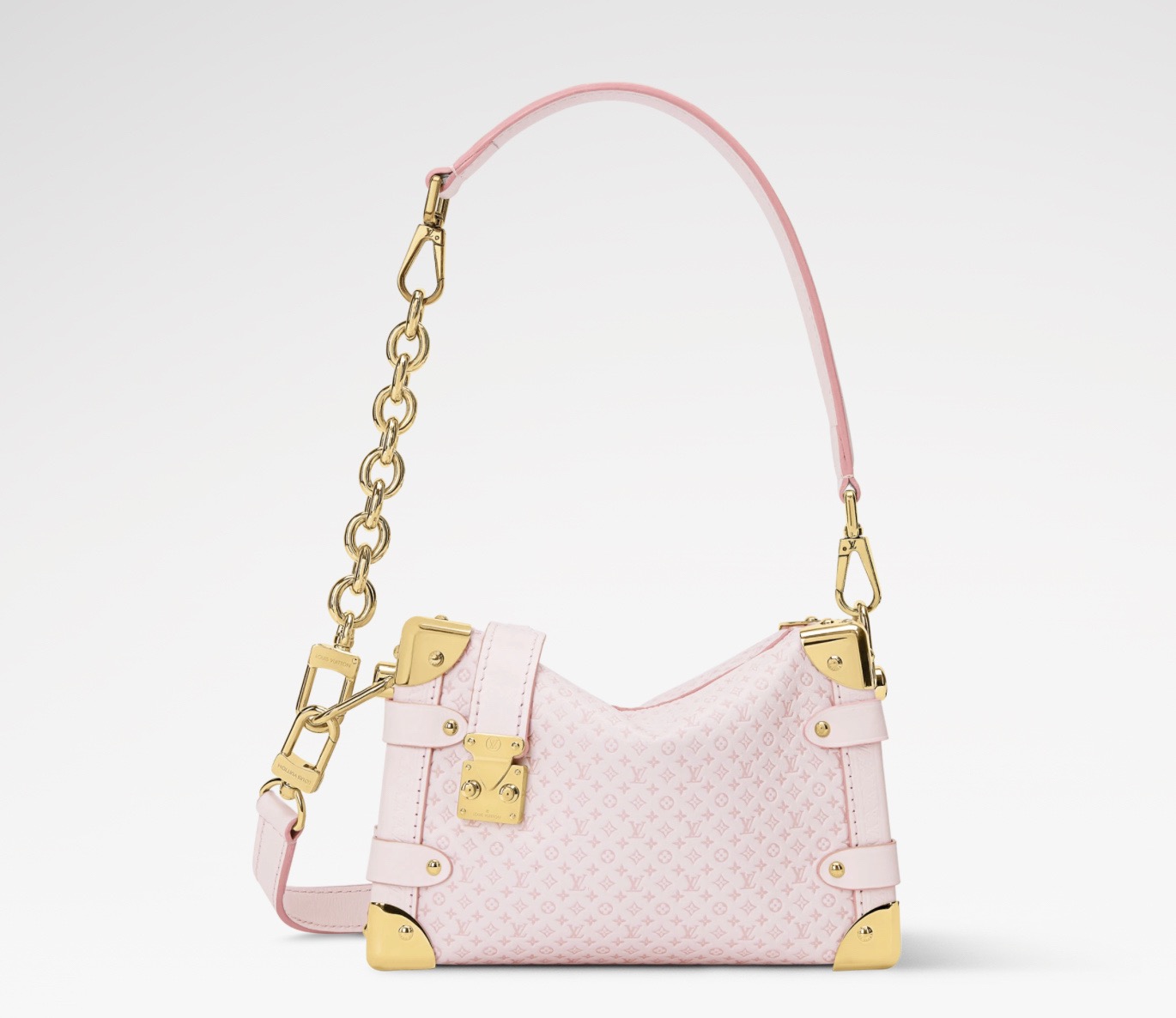 NO:938856,Top original item [SIDE TRUNK small handbag] M28566 Pink/Small embossed This Side Trunk small handbag is decorated with Minigram hr pattern, with a low-key and elegant style. It is an ideal item for wandering in the summer city. Made of cow leather, using printing and embossing technology to create interesting patterns and soft colors. Inspired by the corners of hard boxes and the classic S-lock  The lock buckles complement each other, and the adjustable shoulder strap makes it easy to wear across the body. This collection of masterpieces comes with exclusive packaging, imbued with the charming style of the Côte d'Azur. It comes with limited charms and the brand's iconic beach hut handbag, allowing you to enjoy the leisurely mood of summer - limited edition, subject to availability. Dimensions 19 x 12.5 x 7.5 cm 7018085 (length x height x width),,cowhide19860909顶级原单【SIDE TRUNK 小号手袋】M28566 粉色/小字压花 本款 Side Trunk 小号手袋铺陈 Minigram hr图案,风格低调优雅,是徜徉夏日都市的理想单品.选用牛皮革制成,采用印花与压纹工艺,打造趣致图案,呈现柔美色彩.灵感源自硬箱的包角与经典 S-lock 锁扣相映成趣,可调节肩带便于斜挎. 本系列臻作搭配专属包装,浸染蔚蓝海岸的迷人风情,随附限定挂饰与品牌标志性海滩小屋手袋,尽揽盛夏悠然意趣——限量呈献,售完即止. 尺寸19 x 12.5 x 7.5 厘米 7018085 (长度 x 高 x 宽),,cowhide,Bag