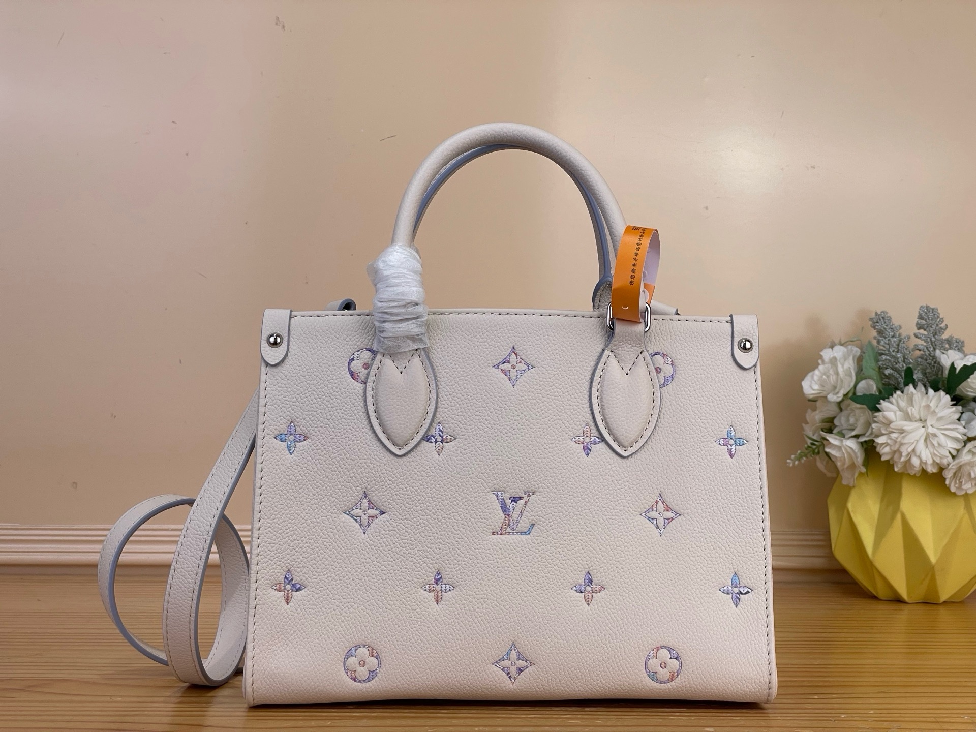 NO:939115,Top original order [ONTHEGO small handbag] M29976 white/purple (embroidery) OnTheGo small handbag meets the elegant Link logo, easily lighting up various styles with unique colors. The classic Monogram Emreinte ys leather combines the dual process of inkjet printing and high-frequency embossing to create a soft gradient pattern. The inner pocket and detachable shoulder strap reflect functional considerations. Size 25 x 19 x 11.5 cm  8019585 (length x height x width),19860909顶级原单【ONTHEGO 小号手袋】M29976 白色/紫色（刺绣） OnTheGo 小号手袋邂逅典雅 Link 标识,以别致色调轻松点亮各式造型.经典 Monogram Emreinte ys皮革融合喷墨印花与高频压纹双重工艺,塑造柔和渐变图案.内袋与可拆卸肩带体现功能考量. 尺寸25 x 19 x 11.5 厘米 8019585 (长度 x 高 x 宽）,,Bag