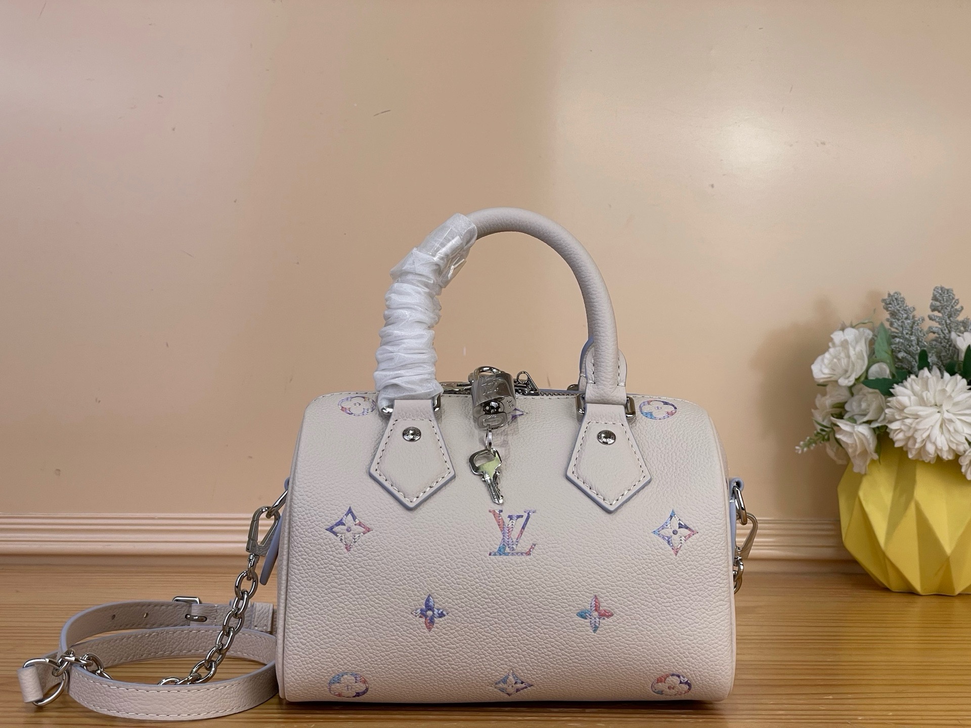 NO:939160,Top original order [SEEDY BANDOULIRE 20 handbag] M2A099 white/purple (gradient) The classic Seedy Bandoulière 20 handbag bathes in new season colors, newly integrated into Louis Vuitton's elegant Link pattern, showing a soft gradient effect. Monogram Emreinte leather with metal parts, logo padlock and key, detachable shoulder strap embellished with chain details. Internal patch pocket for easy storage of small items. Size 20.5 x  13.5 x 12 cm.7819085 (length x height x width),,louis vuitton19860909顶级原单【SEEDY BANDOULIRE 20 手袋】M2A099 白色/紫色（渐变） 经典 Seedy Bandoulière 20 手袋沐浴新季色彩,焕新融入路易威登典雅 Link 图案,呈现柔和渐变效果.Monogram Emreinte 皮革搭配金属件、标识挂锁和钥匙,可拆卸肩带点缀链条细节.内贴袋便于收纳小件物品. 尺寸20.5 x 13.5 x 12 厘米.7819085 (长度 x 高 x 宽),,louis vuitton,Bag