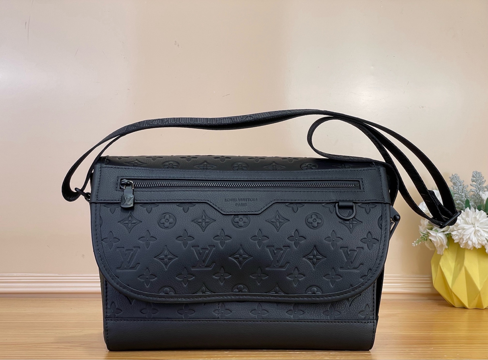 NO:939410,Top original item [COURRIER Messenger Bag] M28781 The black Courrier messenger bag was born out of classic postal equipment and is made of Monogram Shadow hx cow leather. The zipper bag outside the flap and the pocket under the flap can store daily needs such as mobile phones and keys. There is also a sufficient main compartment and adjustable shoulder strap. Dimensions 37 x 27 x 12 cm 6817075 (length x height x  wide),,cowhide19860909顶级原单【COURRIER 邮差包】M28781 黑色 Courrier 邮差包脱胎于经典邮政用具,以 Monogram Shadow hx牛皮革精制而成.翻盖外的拉链袋和翻盖下方的口袋可收纳手机、钥匙等日常所需,另有充裕主隔层和可调节肩带. 尺寸37 x 27 x 12 厘米 6817075 (长度 x 高 x 宽),,cowhide,Bag