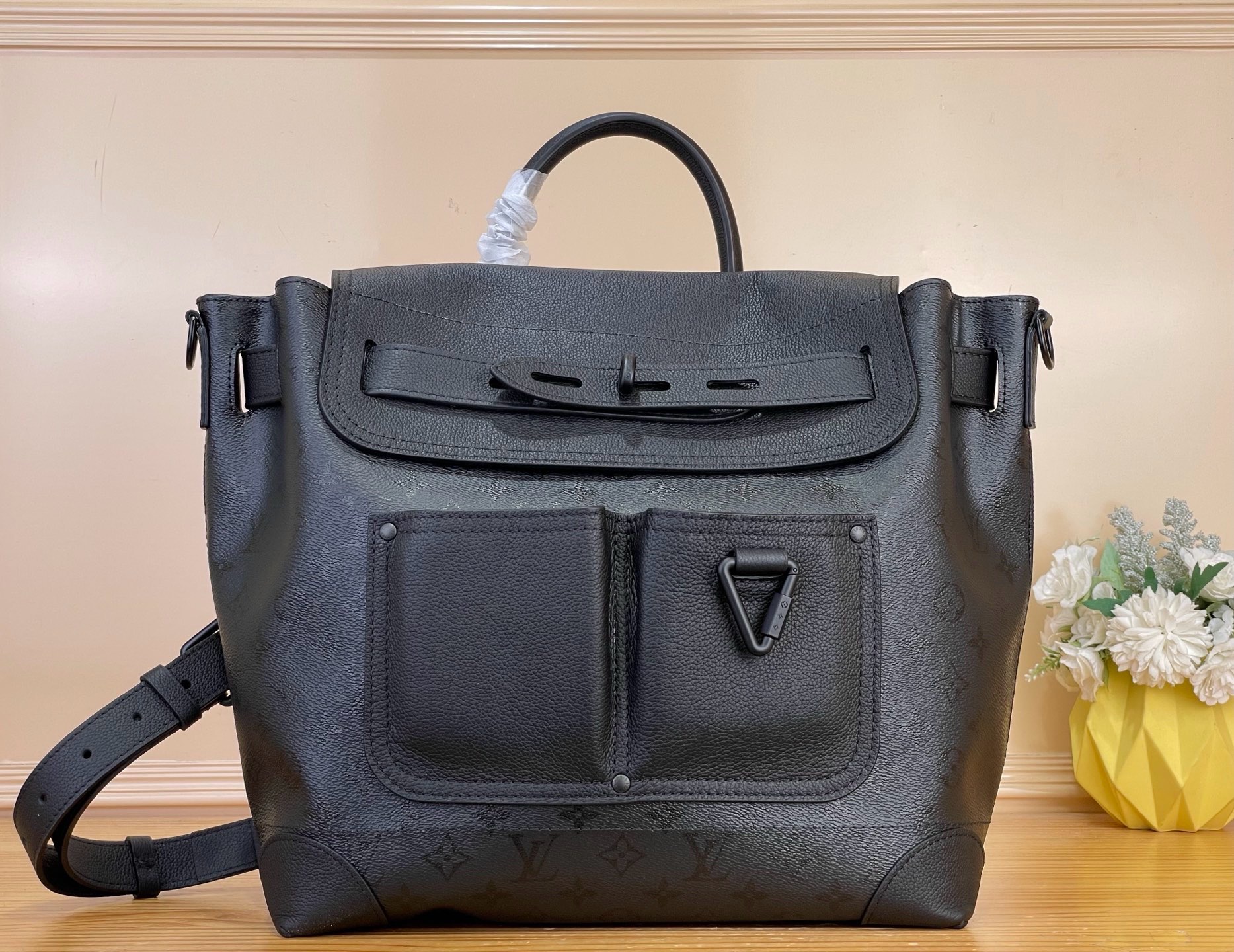 NO:939174,Top original order [STEAMER 30 handbag] M2A253 black flower This Steamer 30 handbag is painted with the same color pattern on Monogram Midnight hx canvas, which expresses a neat aesthetic. Fix the adjustable shoulder strap at the back and instantly transform it into a backpack. You can also switch it as a shoulder, handbag or crossbody. Dimensions 32 x 33 x 14 cm 921981000 (length x  height x width),19860909顶级原单【STEAMER 30 手袋】M2A253 黑花 本款 Steamer 30 手袋于 Monogram Midnight hx帆布描绘同色系图案,尽释利落美感.将可调节肩带固定于后部,即刻化身为双肩包,亦可随心切换肩背、手提或斜挎方式. 尺寸32 x 33 x 14 厘米 921981000 (长度 x 高 x 宽),,Bag