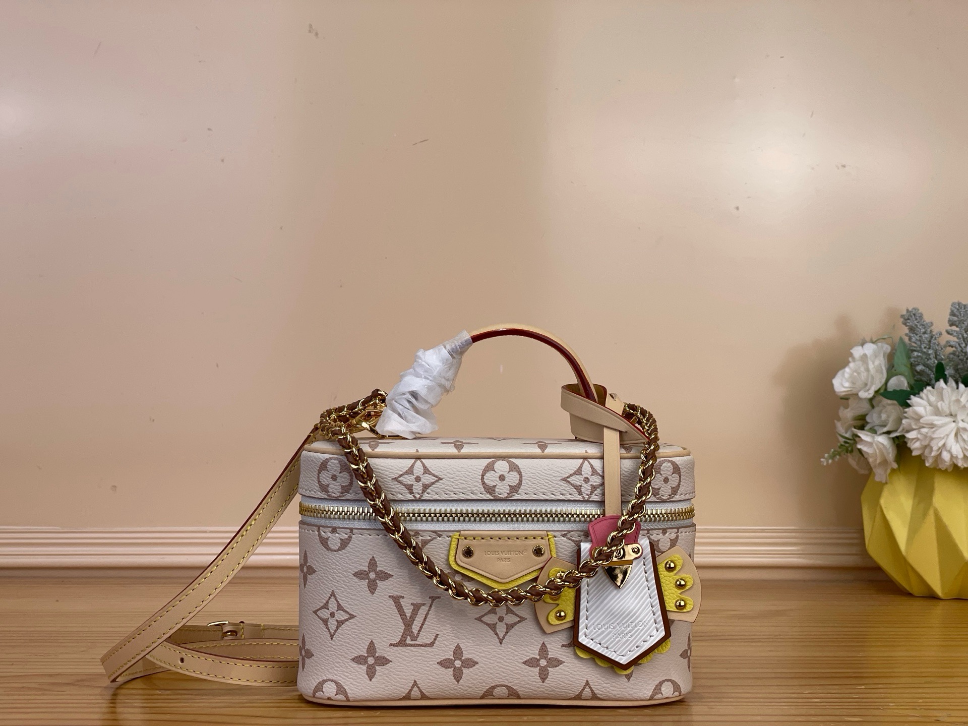 NO:939169,Top original order [VANITY CHAIN OUCH handbag] M29782 Dune color/color matching Vanity Chain ouch handbag draws inspiration from the Louis Vuitton archive hard trunk, fully demonstrating the brand's travel heritage. This LV Crafty version presents the elegant tones of Monogram Dune lt canvas, injecting lively interest into the classic design. Bright leather trim and detachable key bag enrich the details, the detachable shoulder strap and chain add novel touches, dazzling metal parts and LV  Padlock complements each other. Dimensions 19 x 11.5 x 6.5 cm. 5716065 (Length x Height x Width),,louis vuitton,louis vuitton19860909顶级原单【VANITY CHAIN OUCH 手袋】M29782 沙丘色/拼色 Vanity Chain ouch 手袋自路易威登典藏硬箱汲取灵感,尽显品牌旅行传承,此款 LV Crafty 版本呈现 Monogram Dune lt帆布的淡雅色调,为经典设计注入活泼意趣.亮丽皮革饰边和可拆卸钥匙包丰富细节,可拆卸肩带和链条注入新颖笔触,耀目金属件和 LV 挂锁相得益彰. 尺寸19 x 11.5 x 6.5 厘米.5716065 (长度 x 高 x 宽),,louis vuitton,louis vuitton,Bag