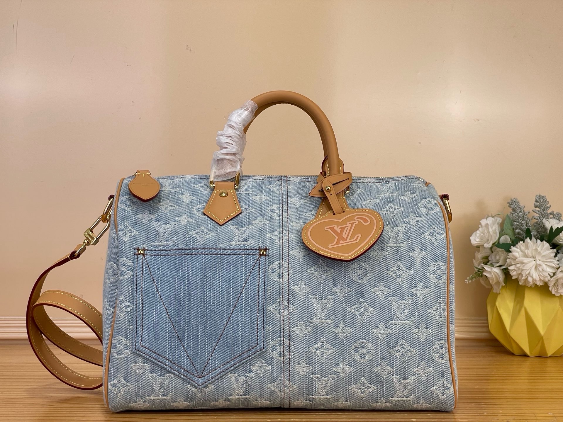 NO:939457,Top original item [SEEDY 30 BANDOULIRE handbag] M2A209 blue/denim This Seedy Bandoulière 30 handbag cleverly combines Monogram Denim hl with leather trim, presenting an exclusive LV heart-shaped decorative label and V-shaped stitching denim outer patch pocket, supplemented by cowhide trim and top handle. The fabric lining is equipped with double patch pockets. Size 34 x 22 x 19 cm  6317075.. (length x height x width),,louis vuitton,cowhide19860909顶级原单【SEEDY 30 BANDOULIRE 手袋】M2A209 蓝色/牛仔 本款 Seedy Bandoulière 30 手袋将 Monogram Denim hl与皮革饰边巧妙相搭,呈现专属 LV 心形装饰标签和 V 形缝线丹宁布外贴袋,辅以牛皮饰边与顶部手柄. 织物内衬搭载双贴袋. 尺寸34 x 22 x 19 厘米 6317075.. (长度 x 高 x 宽),,louis vuitton,cowhide,Bag