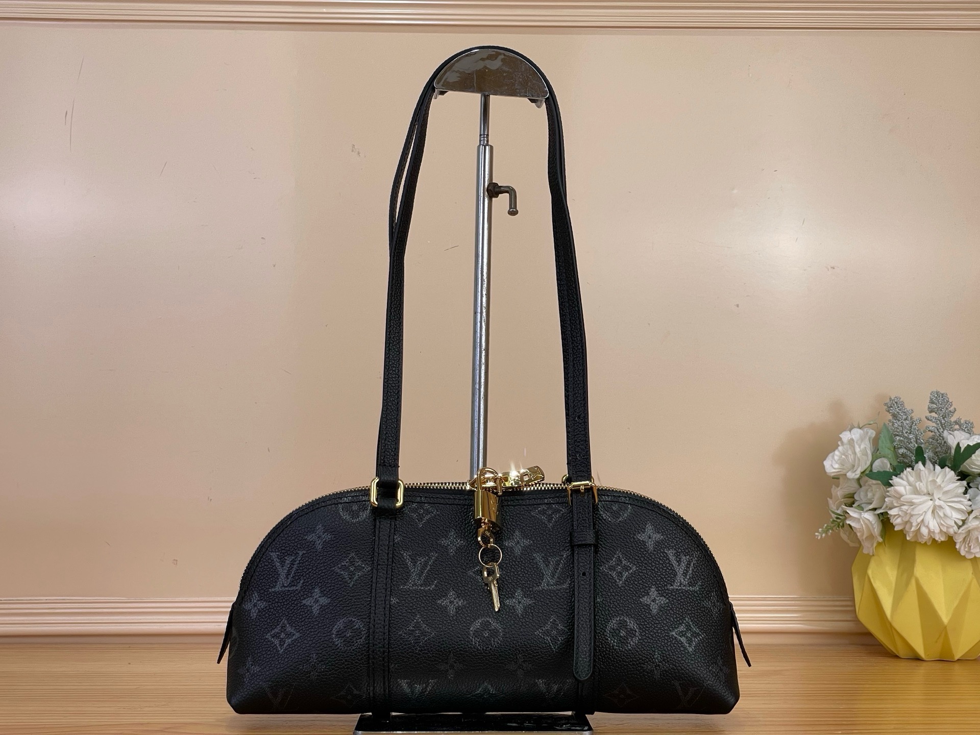 NO:938948,Top original item [Squire East-West shoulder bag] M3A167 black flower silk screen from the Monogram Ink series, with a glossy finish that presents Louis Vuitton's classic pattern. The leather material has a neat shape, and the classic LV hr padlock is embellished on it. The adjustable shoulder strap allows for multi-carrying. There is ample space inside the pocket to store notebooks, smartphones and other daily needs. Size 29 x 14 x 8 cm  5716065,,louis vuitton,louis vuitton19860909顶级原单【 Squire East-West 单肩手袋】M3A167黑花丝印 出自 Monogram Ink 系列,以亮泽饰面呈现路易威登经典图案.皮革材质塑造利落构型,经典 LV hr挂锁点缀其上,可调节肩带实现多元背携.宽裕空间设有内贴袋,可收纳笔记本、智能手机及其他日常所需. 尺寸29 x 14 x 8 厘米 5716065,,louis vuitton,louis vuitton,Bag