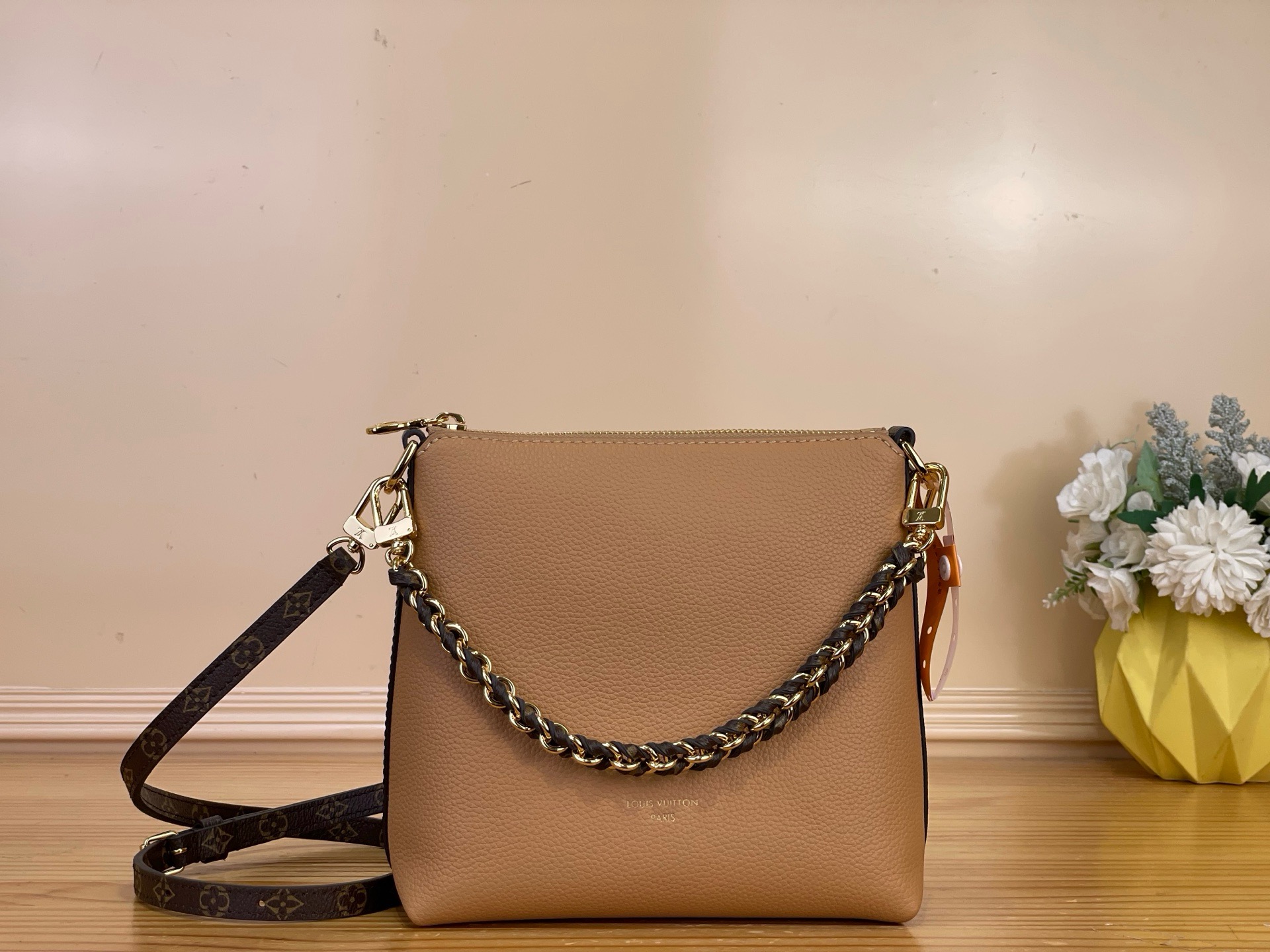 NO:939290,Top original order [Multipass Mini Handbag] M2A Brown This Multipass Mini handbag reinterprets the classic design of Multipass Ys with a sophisticated construction, and outlines the iconic canvas trim on the soft cow leather body. The Yingze chain is flexibly detachable, and the long shoulder strap is convenient for cross-body carrying. The suitable size makes it easy to carry with you daily needs. Dimensions 17.5 x 18 x 9.5CM 6817075 (length x  height x width),,cowhide19860909顶级原单【Multipass Mini 手袋】M2A 棕色 本款Multipass Mini 手袋以精巧构型重释 Multipass Ys经典设计,再为柔软牛皮革包身勾勒标志性帆布饰边.莹泽链条可灵活拆卸,长肩带方便斜挎背携,适宜尺寸令日常所需轻松随行. 尺寸17.5 x 18 x 9.5CM 6817075 (长度 x 高 x 宽),,cowhide,Bag
