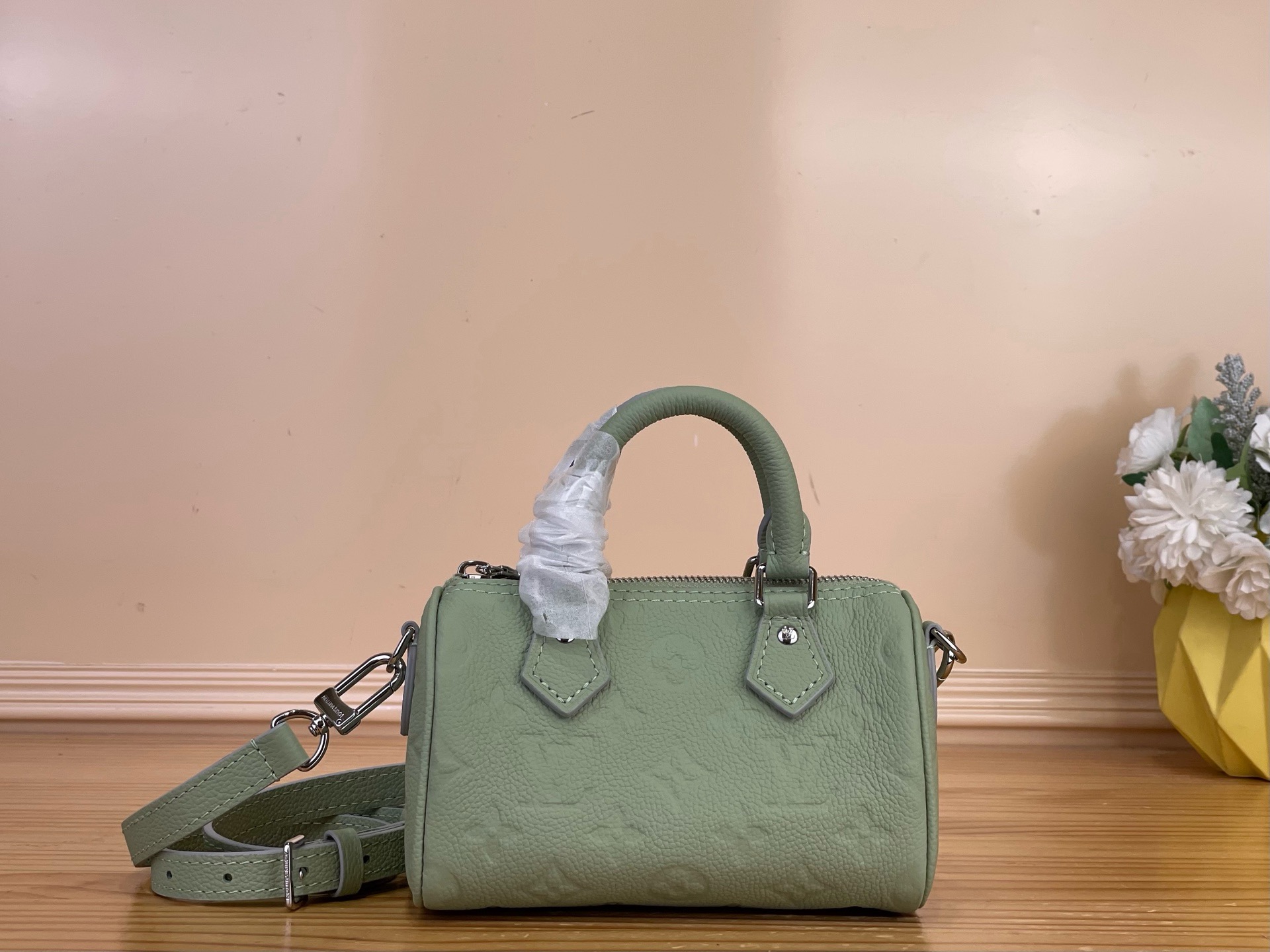 NO:938929,Top original order [NANO SEEDY handbag] M2A387 mint green This seasonal limited Nano Seedy handbag belongs to the Rainbow Ys series, with unique colors. Classic Monogram Emreinte leather is paired with shiny metal parts. The detachable shoulder strap unlocks various styles, with plenty of space to easily accommodate daily needs. Dimensions 16 x 10 x 7.5 cm 6017075 (length x height x width),19860909顶级原单【NANO SEEDY 手袋】M2A387 薄荷绿 本款季节限定 Nano Seedy 手袋归属 Rainbow Ys系列,晕染别致色彩.经典 Monogram Emreinte 皮革巧搭莹泽金属件.可拆卸肩带解锁多样造型,充裕空间轻松容纳日常所需. 尺寸16 x 10 x 7.5 厘米 6017075 (长度 x 高 x 宽),,Bag