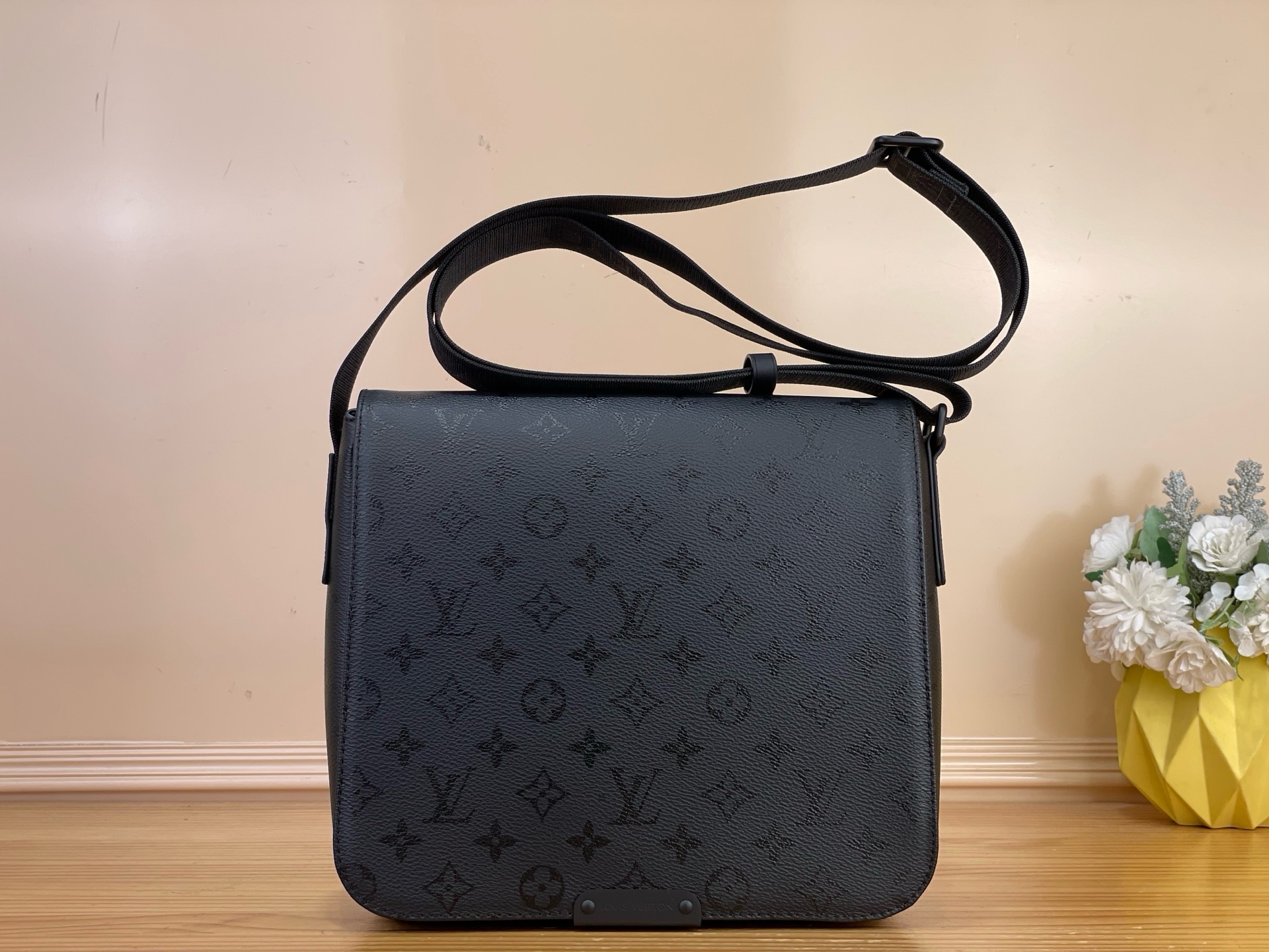 NO:939246,Top original order [BASTILLE Small Handbag] M2A Black Flower Silk Print This Bastille small messenger bag is made of Monogram Midnight Lt coated canvas to create a classic silhouette, highlighting the exquisite craftsmanship inherited by the brand. The xl proportion design is well-designed, allowing tablets and other daily necessities to be organized in an orderly manner, and the zipper pocket on the back adds convenient functions. The adjustable fabric shoulder strap is used to switch between various carrying methods. Dimensions 23 x 27 x 8 cm  60170500.p (length x height x width),19860909顶级原单【BASTILLE 小号手袋】M2A 黑花丝印 本款 Bastille 小号邮差包以 Monogram Midnight Lt涂层帆布塑造经典廓形,彰显品牌传承的精湛匠艺.xl比例设计考究得宜,令平板电脑和其他日常所需实现有序归集,背面拉链袋再添便捷功能.巧用可调节织物肩带,多种背携方式随心切换. 尺寸23 x 27 x 8 厘米 60170500.p (长度 x 高 x 宽),,Bag