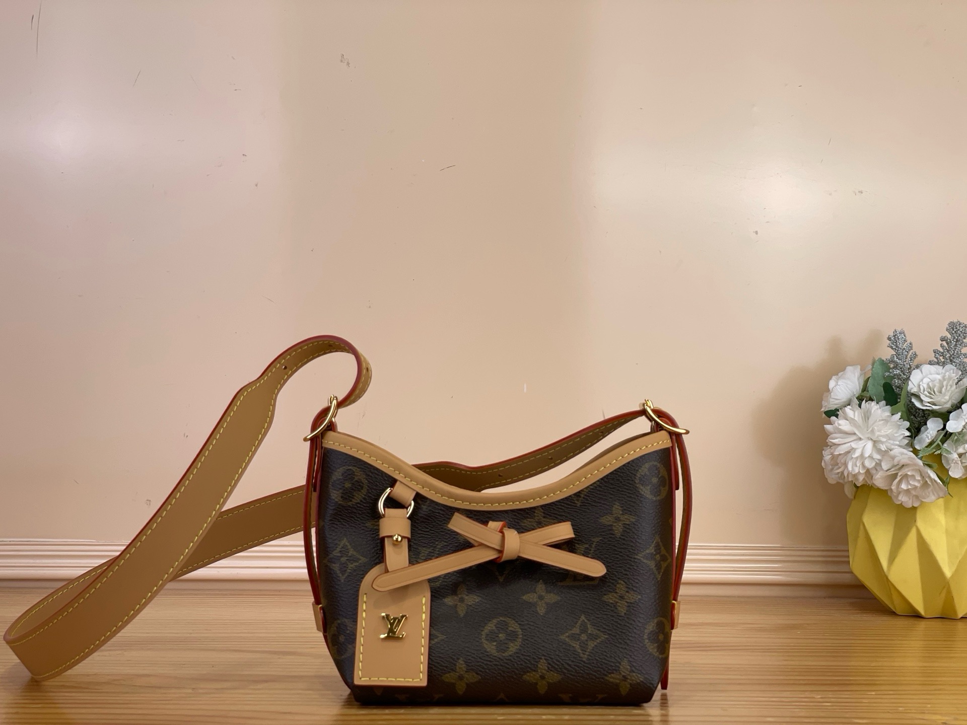 NO:938949,Top original order [NANO CARRYALL handbag] M2A711 This Nano CarryAll handbag renews the daily classic with its exquisite configuration. Monogram xh canvas is paired with contrasting leather trim, the drawstring details reveal a gentle charm, and the decorative name tag is embellished with LV letters. The metal parts highlight the elegant style, and the adjustable shoulder strap allows for multiple carry. Dimensions 16 x 15 x 9.5 cm 4015055 (length x  height x width),,louis vuitton19860909顶级原单【NANO CARRYALL 手袋】M2A711 本款 Nano CarryAll 手袋以玲珑构型焕新日常经典.Monogram xh帆布搭配撞色皮革饰边,束带细节流露温婉韵致,装饰姓名牌点缀 LV 字母.金属件彰显考究格调,可调节肩带实现多重背携. 尺寸16 x 15 x 9.5 厘米 4015055 (长度 x 高 x 宽),,louis vuitton,Bag