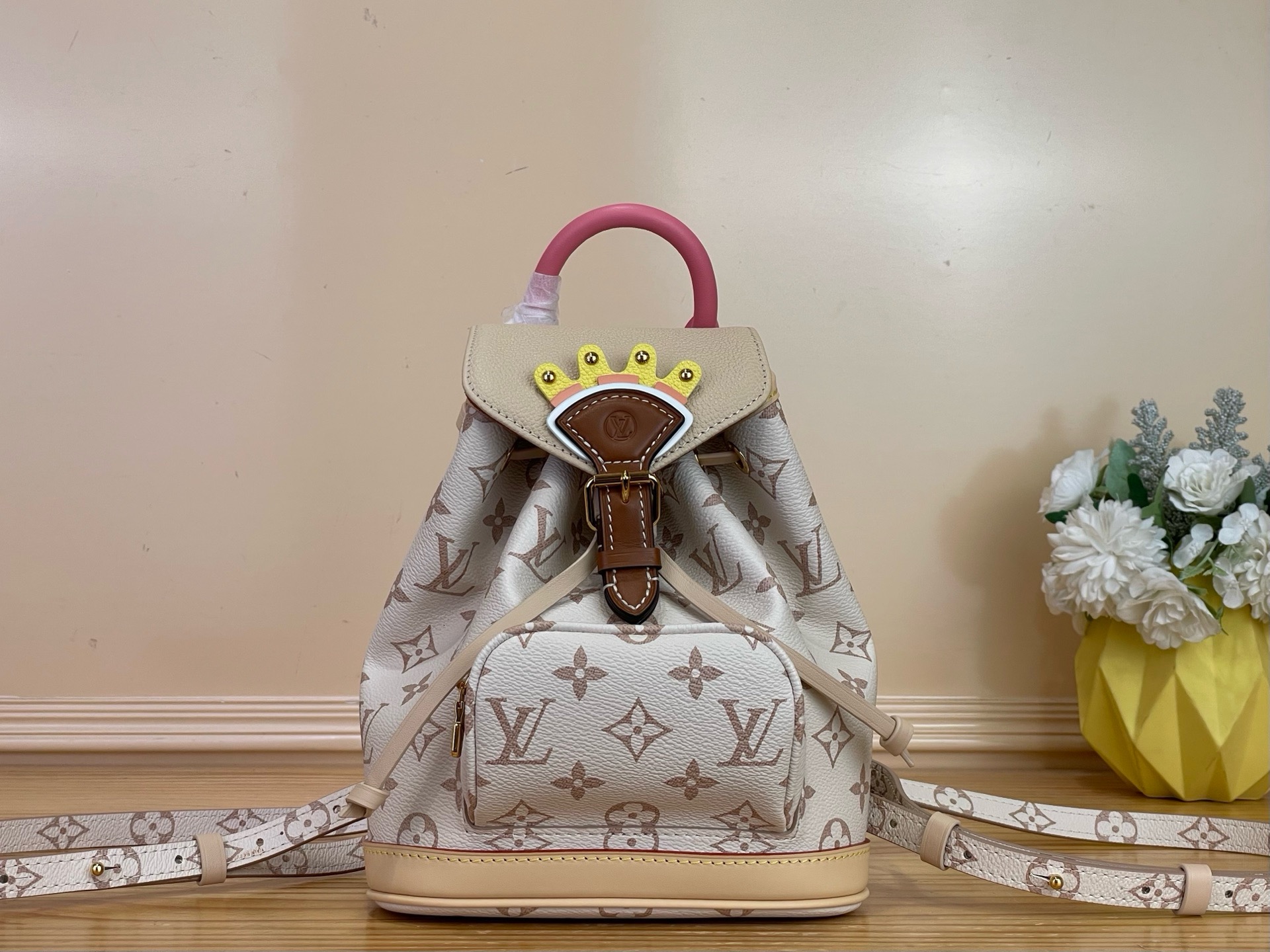 NO:939126,Top original item [MONTSOURIS Mini Backpack] M2A079 Dune Color/Color Blocking This Montsouris LT mini backpack is from the LV Crafty series, praising the joyful spirit of summer. The canvas material is paved with the classic Monogram pattern, contrasting leather handles and metal rivets and other details pay tribute to Louis Vuitton's hard case making heritage. The exquisite configuration can accommodate daily needs, and the front zipper pocket is easy to access small items. Size 24 x  25 x 12 cm 5917075 (length x height x width),,louis vuitton,louis vuitton19860909顶级原单【MONTSOURIS 迷你双肩包】M2A079 沙丘色/拼色 本款 Montsouris LT迷你双肩包出自 LV Crafty 系列,礼赞盛夏欢愉精神.帆布材质铺陈经典 Monogram 图案,撞色皮革手柄与金属铆钉等细节致意路易威登硬箱制作传承.玲珑构型可容纳日常所需,正面拉链袋便于随手取放小件物品. 尺寸24 x 25 x 12 厘米 5917075 (长度 x 高 x 宽),,louis vuitton,louis vuitton,Bag