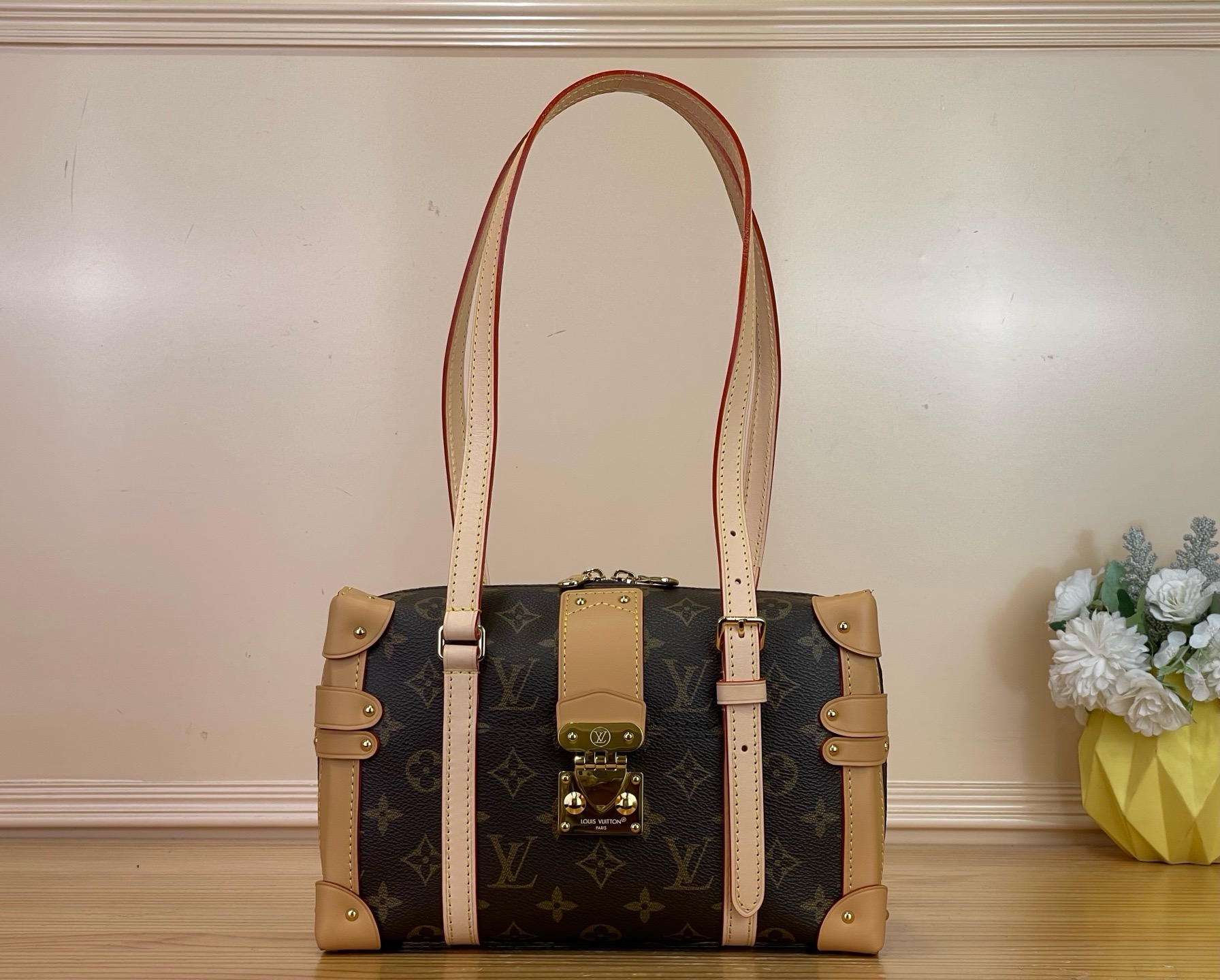 NO:939154,The top original item [Malle de Jour shoulder box handbag] M3A169 presbyopia (steel hardware) is made of classic Monogram canvas, and is designed to interpret daytime fashion for etite Malle st. Metal rivets, corners and S-lock buckles pay tribute to the origin of Louis Vuitton hard cases, VVN trim outlines the exquisite touch, the shoulder strap can be adjusted to the desired hanging length, and the spacious interior can easily accommodate daily needs. Size 24 x 15 x  8 cm 8019095 (length x height x width),,louis vuitton19860909顶级原单【 Malle de Jour 单肩盒子 手袋】M3A169老花（钢五金） 取材经典 Monogram 帆布,为 etite Malle st设计演绎日间风尚.金属铆钉、边角与 S-lock 锁扣致意路易威登硬箱渊源,VVN 饰边勾勒工致之笔,肩带可按需调整垂坠长度,宽敞内里轻松容纳日常所需. 尺寸24 x 15 x 8 厘米8019095 (长度 x 高 x 宽),,louis vuitton,Bag