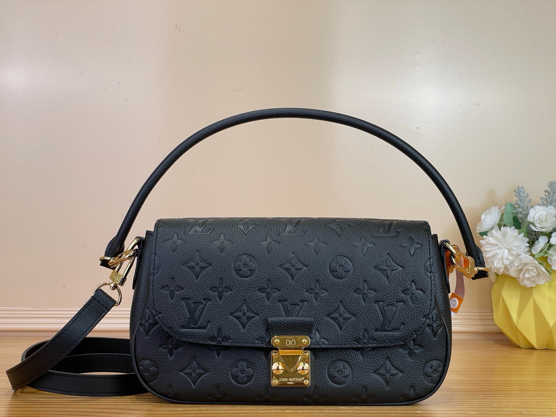 NO:939042,Top original order [OCHETTE MTIS SOFT handbag] M29783 black. This ochette Métis Soft small handbag interprets timeless urban style and is suitable for day to evening looks. The classic Monogram Emreinte Ys leather has a delicate silhouette and is equipped with Yingze S-lock.  Lock closure pays homage to Louis Vuitton's heritage. The detachable shoulder strap makes it easy to wear across the body, and the internal compartment organizes your valuables. Dimensions: 25 x 15 x 5 cm. 728085 (Length x Height x Width),,louis vuitton19860909顶级原单【OCHETTE MTIS SOFT 手袋】M29783 黑色 本款 ochette Métis Soft 小号手袋演绎隽永都市风尚,适配日间至晚间造型.经典 Monogram Emreinte Ys皮革塑就精巧廓形,搭载莹泽 S-lock 锁扣,致意路易威登品牌传承.可拆卸肩带便于斜挎,内隔层有序收纳随身贵重物品. 尺寸25 x 15 x 5 厘米.728085 (长度 x 高 x 宽),,louis vuitton,Bag