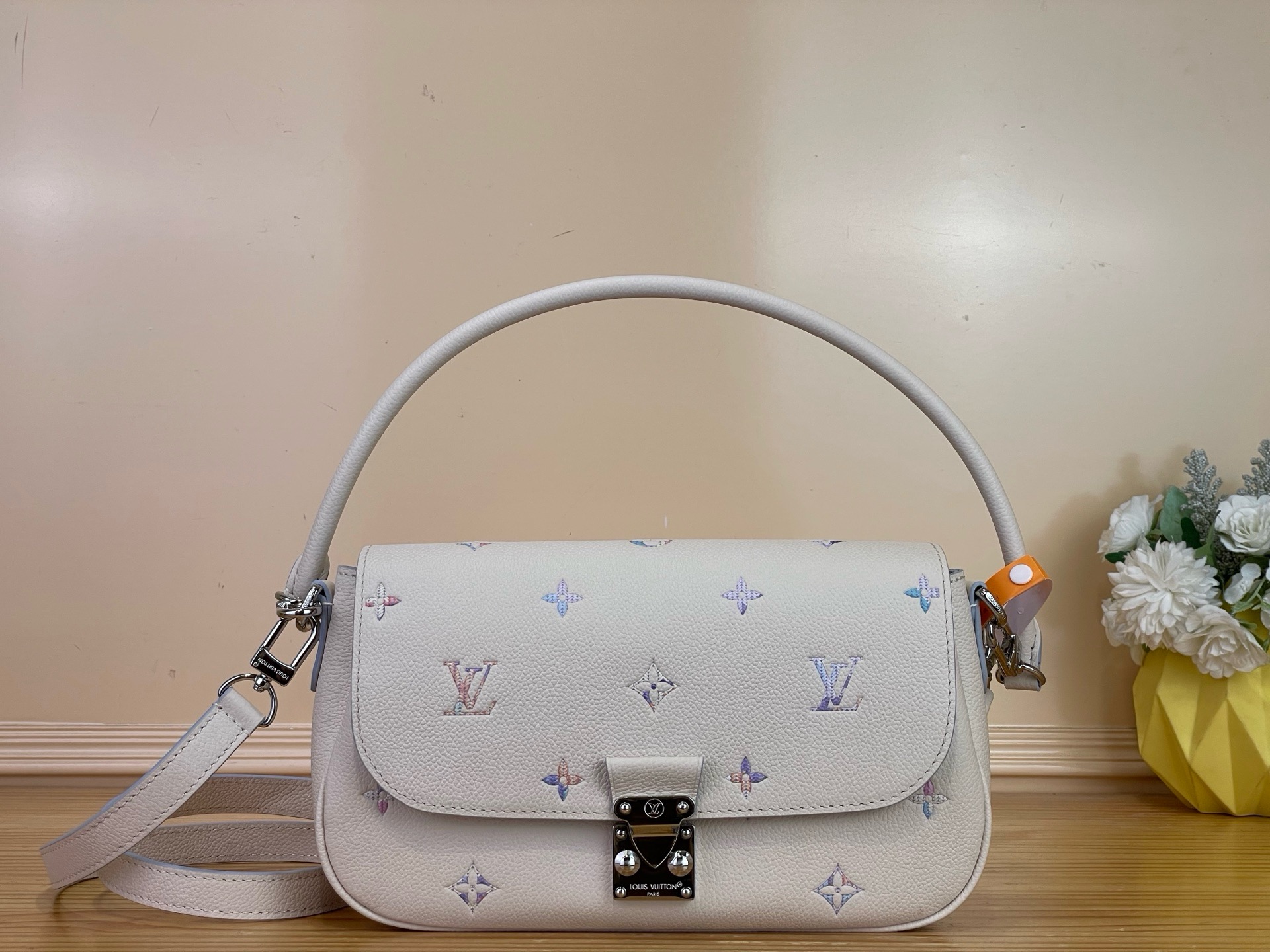 NO:939062,Top original order [OCCHETTE MTIS SOFT small handbag] M2A332 white/purple (gradient) This ochette Métis Soft Ys small handbag lights up the day and night style with a classic look. The cow leather is paved with the Louis Vuitton Monogram Emreinte Link logo, which creates a soft gradient effect. The metal S-lock is embellished on it, and the compartment is designed to properly store valuables. Size 25 x 15 x 5 cm  7418085 (length x height x width),,louis vuitton,cowhide19860909顶级原单【OCHETTE MTIS SOFT 小号手袋】M2A332 白色/紫色（渐变） 本款 ochette Métis Soft Ys小号手袋以经典之姿点亮日夜造型.牛皮革铺陈路易威登 Monogram Emreinte Link 标识,巧现柔和渐变效果.金属 S-lock 锁扣点缀其上,隔层设计妥善收纳贵重物品. 尺寸25 x 15 x 5 厘米 7418085 (长度 x 高 x 宽),,louis vuitton,cowhide,Bag