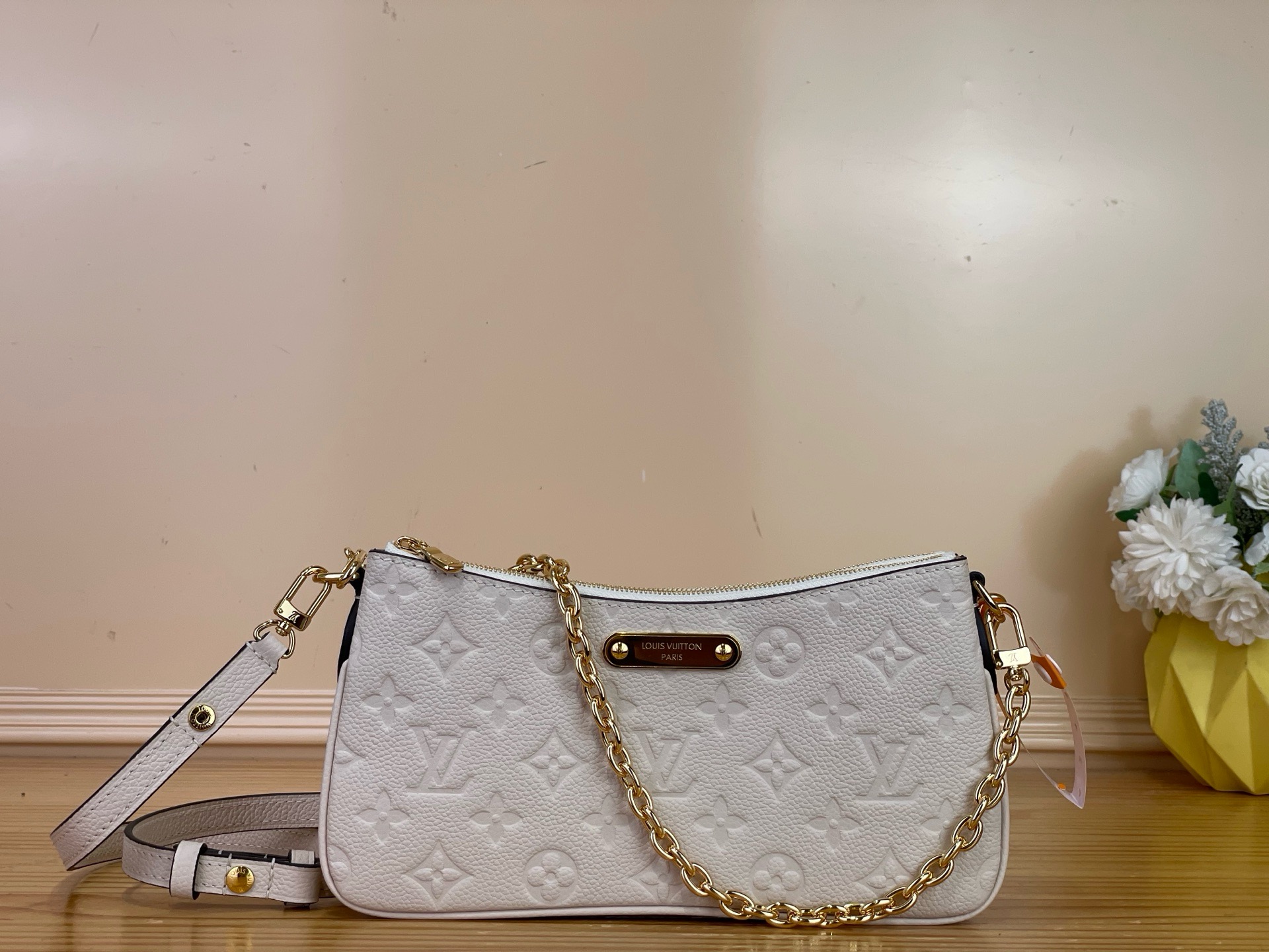 NO:939125,Top Original [Liv Pochette Chain Handbag] M83001 Black M11916 Brown M3A White Liv pochette Ys are made of soft, grained Monogram Empreinte leather and feature a Louis Vuitton engraved gold metal plaque. This stylish rectangular bag features a subtle vintage feel. It fits snugly under the arm and can be carried via a removable, adjustable leather strap or a removable chain. Size 24.5 x  13.5 x 6.5 cm 6517075,,louis vuitton19860909顶级原单【Liv pochette 链条 手袋】M83001 黑色 M11916 棕色 M3A 白色 Liv pochette Ys由柔软、颗粒状的Monogram Empreinte皮革制成,并带有路易威登雕刻的金色金属牌匾.这款时尚的矩形包的特点是微妙的复古感.它紧贴合在手臂下,可以通过可拆卸、可调节的皮革带或可拆卸的链条携带. 尺寸24.5 x 13.5 x 6.5厘米 6517075,,louis vuitton,Bag