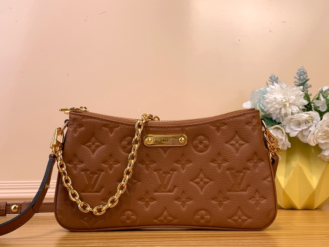 NO:939117,Top original item [Liv pochette chain handbag] M83001 Black M11916 Brown M3A White The Liv pochette double in Monogram Ys canvas is designed to fit snugly under the arm. It comes with a removable gold chain and removable, adjustable double shoulder straps in Louis Vuitton's signature natural cowhide leather. A secure double zipper closure and an engraved gold plaque complete this stylish piece. Dimensions 24 x 14 x  6.5cm6517975,,louis vuitton,cowhide19860909顶级原单【Liv pochette 链条 手袋】M83001 黑色 M11916 棕色 M3A 白色 Monogram Ys帆布中的 Liv pochette double 设计为紧贴在手臂下.它配有可拆卸的金色链条和路易威登标志性的天然牛皮皮革的可拆卸、可调节的双肩带.安全的双拉链闭合和雕刻的金色牌匾完成了这件时尚的作品. 尺寸24 x 14 x 6.5cm6517975,,louis vuitton,cowhide,Bag