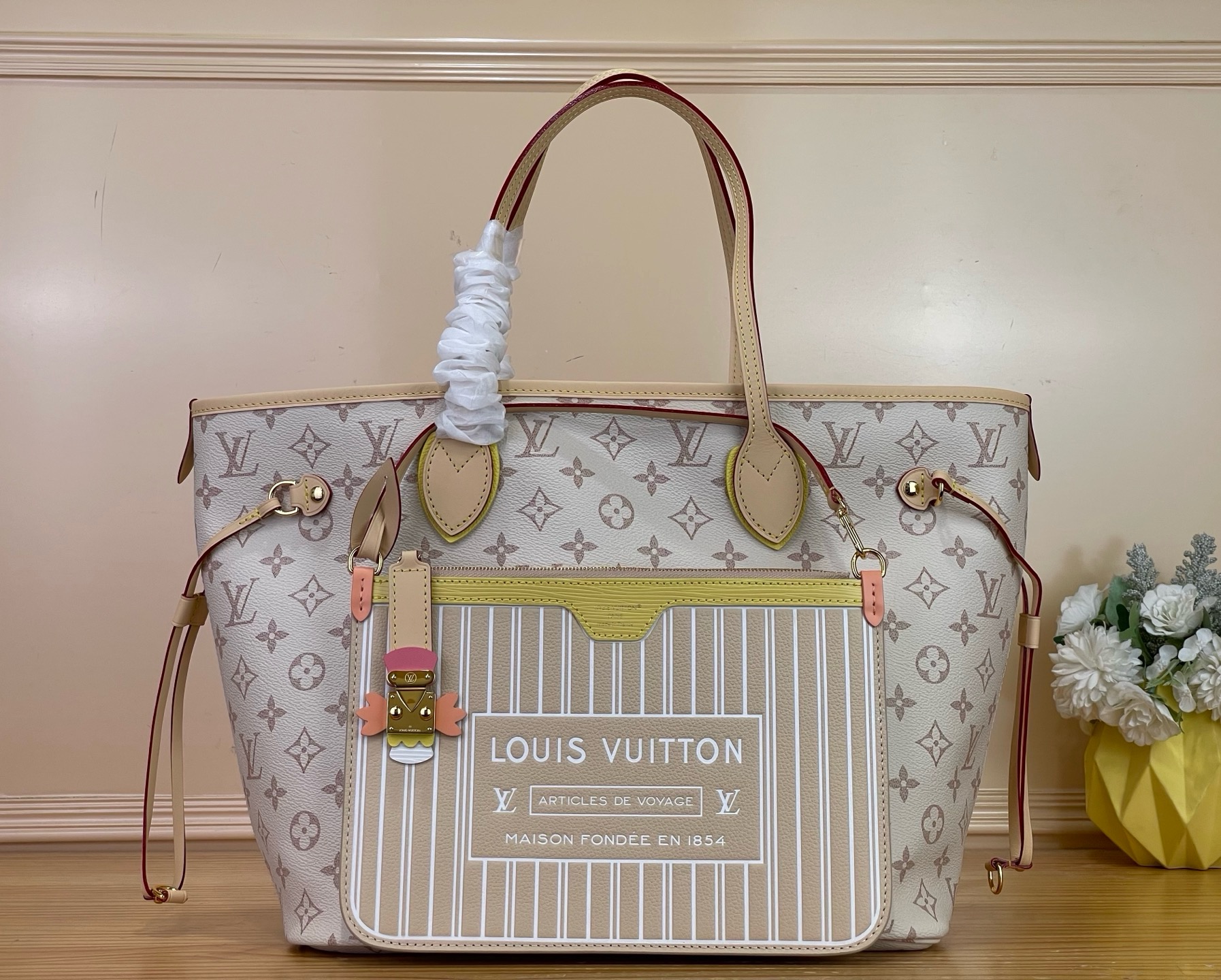 NO:939093,Top Original [Neverfull Inside Out MM] M2A Dune/Color Block The LV Crafty Collection updates the Neverfull MM in House's Monogram Dune signature, LT embraces the spirit of summer. This version is made of canvas with leather and accents on the back, and features colorful details. Perfect for commuting or traveling, it's generously sized for a laptop and comes with a removable zipper bag. Measures 18.5 x 11 x 5.5 inches  6817075 (length x height x width),,louis vuitton19860909顶级原单【Neverfull Inside Out MM】M2A 沙丘色/拼色 LV Crafty系列更新了House的Monogram Dune签名中的Neverfull MM,Lt拥抱了夏天的精神.这个版本由帆布制成,背面有皮革和装饰,并具有彩色细节.非常适合通勤或旅行,它的尺寸很大,适合笔记本电脑,并附带一个可拆卸的拉链袋. 尺寸18.5 x 11 x 5.5英寸 6817075（长x高x宽）,,louis vuitton,Bag