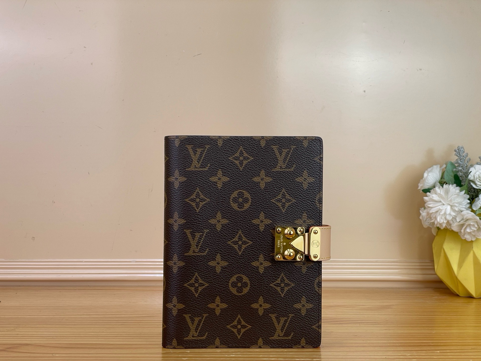 NO:939083,Top original order [Paul Medium Notepad Cover] GI Presbyopia/Red Louis Vuitton register cover for work and travel, an elegant and reliable lifelong companion. Luxurious and classic S-lock ms lock design, long-term sealing of especially precious private secrets. Size 14.5 x 20 x 2 cm. 2313036 (length x height x width),, Louis Vuitton19860909顶级原单【Paul 中号记事本封面】GI 老花/红色 工作出行相伴的路易威登记事本封面,优雅可靠的终身伴侣.奢华而经典的 S-lock ms锁扣设计,长久封存尤其珍贵的私人秘密. 尺寸14.5 x 20 x 2 厘米.2313036 (长度 x 高 x 宽),,louis vuitton,Bag