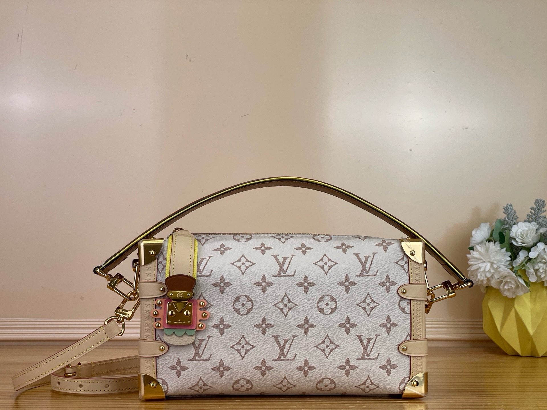 NO:939135,Top original order [SIDE TRUNK EAST-WEST medium handbag] M29913 Dune color/color block This Side Trunk Lt medium handbag comes from the LV Crafty series, reinterpreting the elegant Monogram Dune hr logo with delicate brushwork. The canvas is cut into a horizontal configuration, and the contrasting cow leather trim outlines a distinct layer. Classic S-lock  The lock and trunk-style corners are finished with a nod to Louis Vuitton's long history. Dimensions: 28 x 15 x 7 cm. 6817075 (Length x Height x Width),,louis vuitton,louis vuitton,cowhide19860909顶级原单【SIDE TRUNK EAST-WEST 中号手袋】M29913 沙丘色/拼色 本款 Side Trunk Lt中号手袋出自 LV Crafty 系列,以工致笔触焕新演绎典雅 Monogram Dune hr标识.帆布裁出横向构型,撞色牛皮革饰边勾勒鲜明层次.经典 S-lock 锁扣与硬箱风格边角点睛收束,致意路易威登悠远历史. 尺寸28 x 15 x 7 厘米.6817075 (长度 x 高 x 宽),,louis vuitton,louis vuitton,cowhide,Bag
