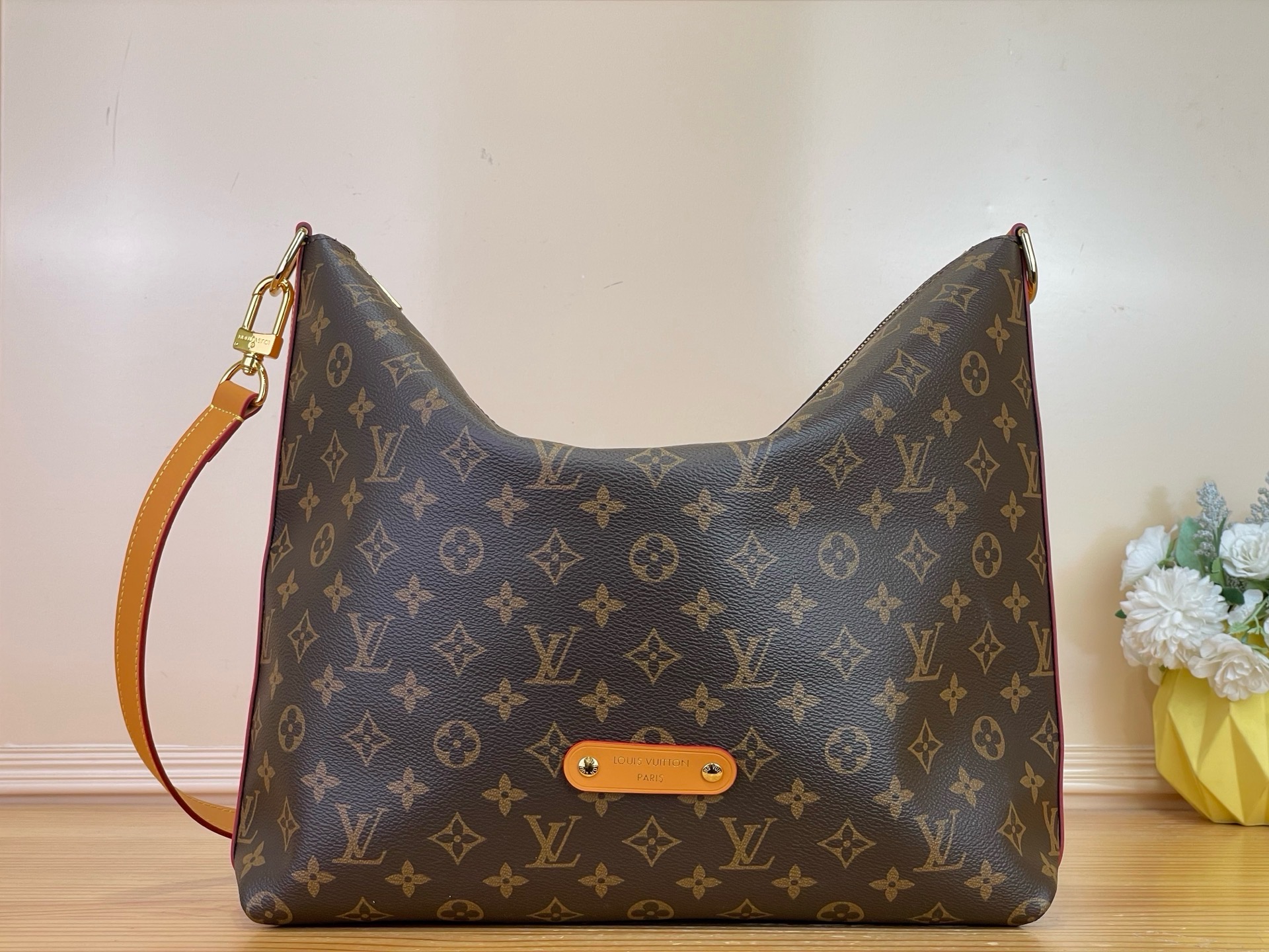 NO:939452,Top original order [VAGABOND HOBO small handbag] M29596 vintage /vc This Vagabond Hobo small handbag is made of Monogram Archive hr canvas and cow leather trim. It has a zippered inner pocket for a close-fitting configuration, and an ergonomic shoulder strap to ensure comfort when carried on the shoulder or cross-body. The chic patchwork shines with the bright luster of metal rivets. Dimensions 41 x 32 x 11 cm  5717075 (length x height x width),,cowhide19860909顶级原单【VAGABOND HOBO 小号手袋】M29596 复古 /vc 本款 Vagabond Hobo 小号手袋采用 Monogram Archive hr帆布和牛皮革饰边,为贴身构型融入拉链内袋,再以符合人体工学的肩带确保舒适肩背或斜挎.别致贴饰闪烁金属铆钉的莹亮光泽. 尺寸41 x 32 x 11 厘米 5717075 (长度 x 高 x 宽),,cowhide,Bag